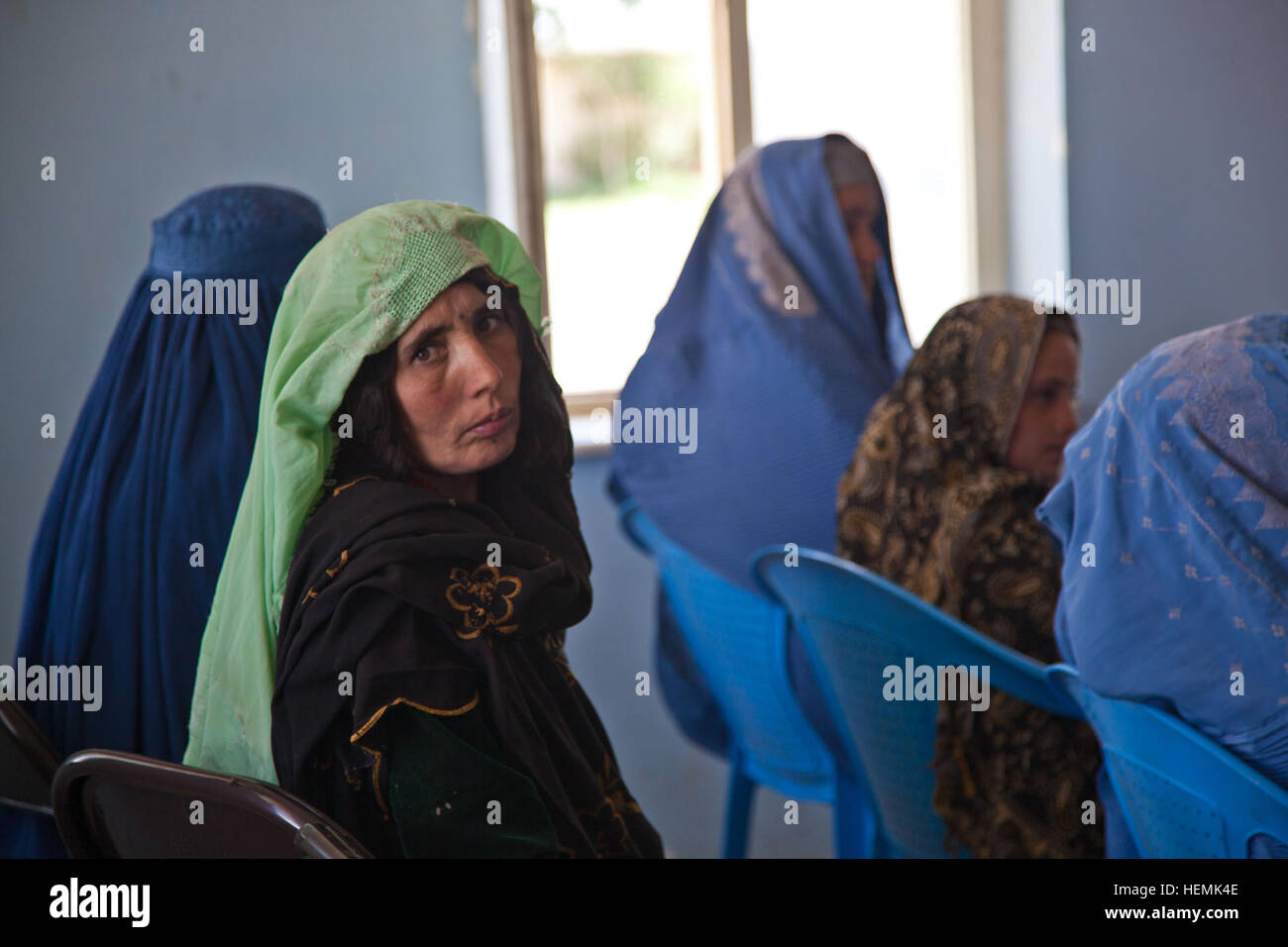 Femme afghane est assis et écoute un exposé sur la naissance d'urgence tout en assistant à un séminaire médical des femmes au centre de district de Qarah Bagh, district de la province de Ghazni, en Afghanistan, le 4 juin 2013. Trente femmes du district de Qarah Bagh et des environs ont assisté aux deux jours de séminaire médical, qui couvre des sujets tels que l'assainissement, les techniques d'accouchement d'urgence, et la nutrition. (U.S. Photo de l'armée par la CPS. Jessica Reyna DeBooy/libérés) deux jours de séminaire médical 130604-A-SL739-005 Banque D'Images