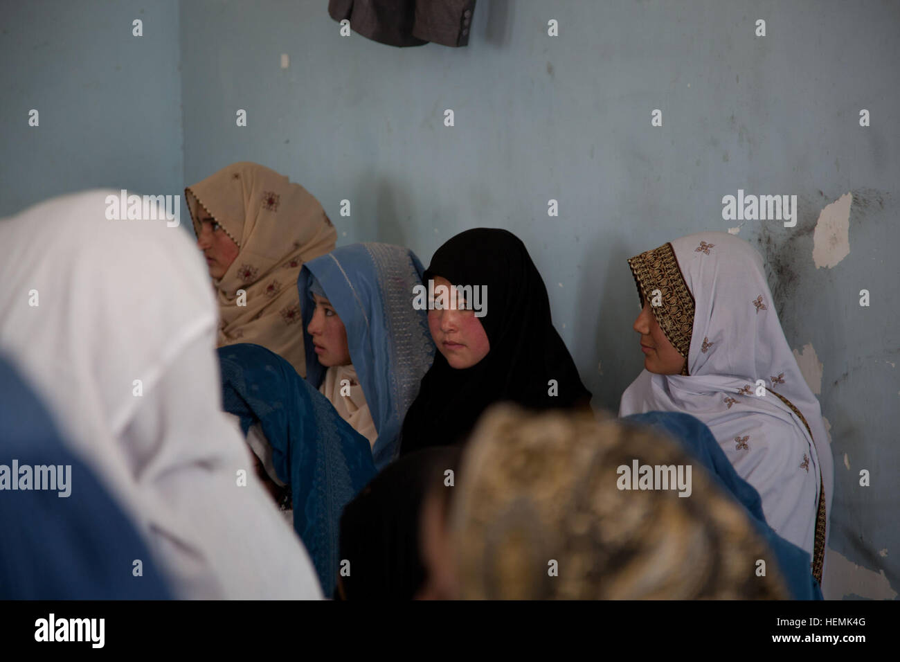 Les femmes afghanes s'asseoir et d'écouter une présentation sur la naissance d'urgence tout en assistant à un séminaire médical des femmes au centre de district de Qarah Bagh, district de la province de Ghazni, en Afghanistan, le 4 juin 2013. Trente femmes du district de Qarah Bagh et des environs ont assisté aux deux jours de séminaire médical, qui couvre des sujets tels que l'assainissement, les techniques d'accouchement d'urgence, et la nutrition. (U.S. Photo de l'armée par la CPS. Jessica Reyna DeBooy/libérés) deux jours de séminaire médical 130604-A-SL739-006 Banque D'Images