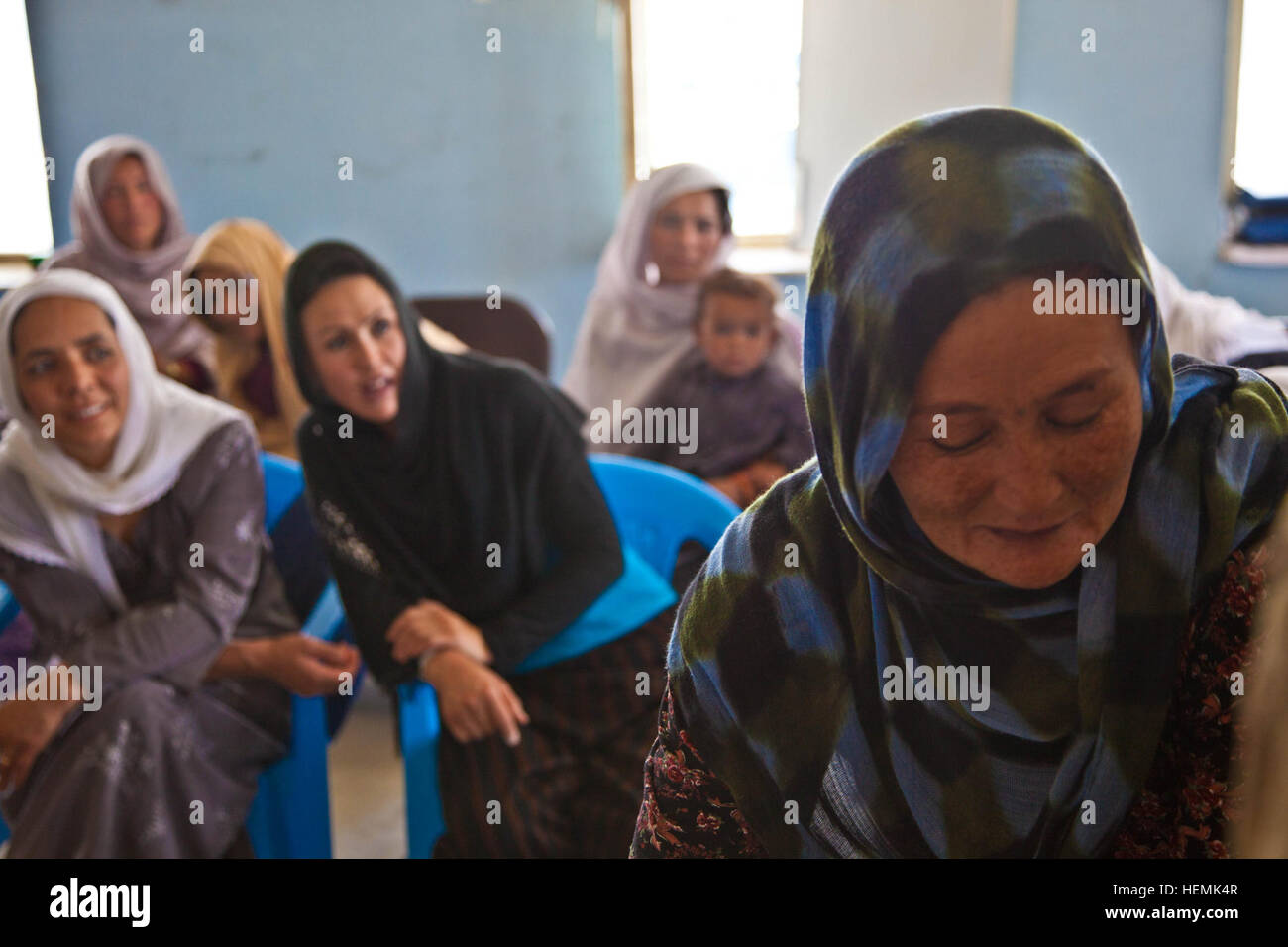 Femme afghane de Qarah Bagh démontre et explique la naissance de l'enfant lors d'un séminaire médical des femmes au centre de district de Qarah Bagh, district de la province de Ghazni, en Afghanistan, le 4 juin 2013. Trente femmes du district de Qarah Bagh et des environs ont assisté aux deux jours de séminaire médical, qui couvre des sujets tels que l'assainissement, les techniques d'accouchement d'urgence, et la nutrition. (U.S. Photo de l'armée par la CPS. Jessica Reyna DeBooy/libérés) deux jours de séminaire médical 130604-A-SL739-012 Banque D'Images