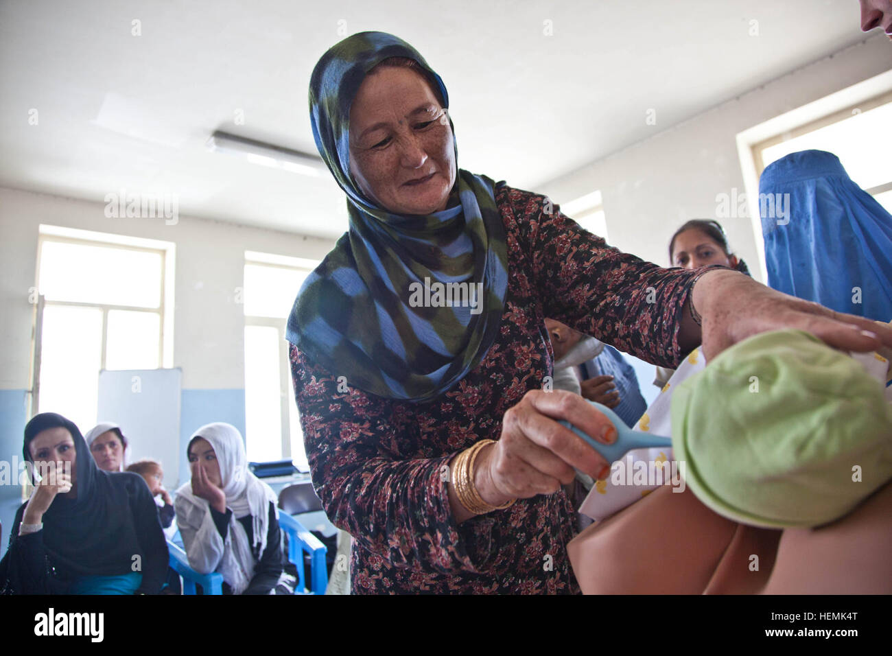 Une femme afghane de Qarah Bagh montre comment effacer un nez nouveau-nés après la naissance au cours d'un séminaire médical des femmes au centre de district de Qarah Bagh, district de la province de Ghazni, en Afghanistan, le 4 juin 2013. Trente femmes du district de Qarah Bagh et des environs ont assisté aux deux jours de séminaire médical, qui couvre des sujets tels que l'assainissement, les techniques d'accouchement d'urgence, et la nutrition. (U.S. Photo de l'armée par la CPS. Jessica Reyna DeBooy/libérés) deux jours de séminaire médical 130604-A-SL739-013 Banque D'Images