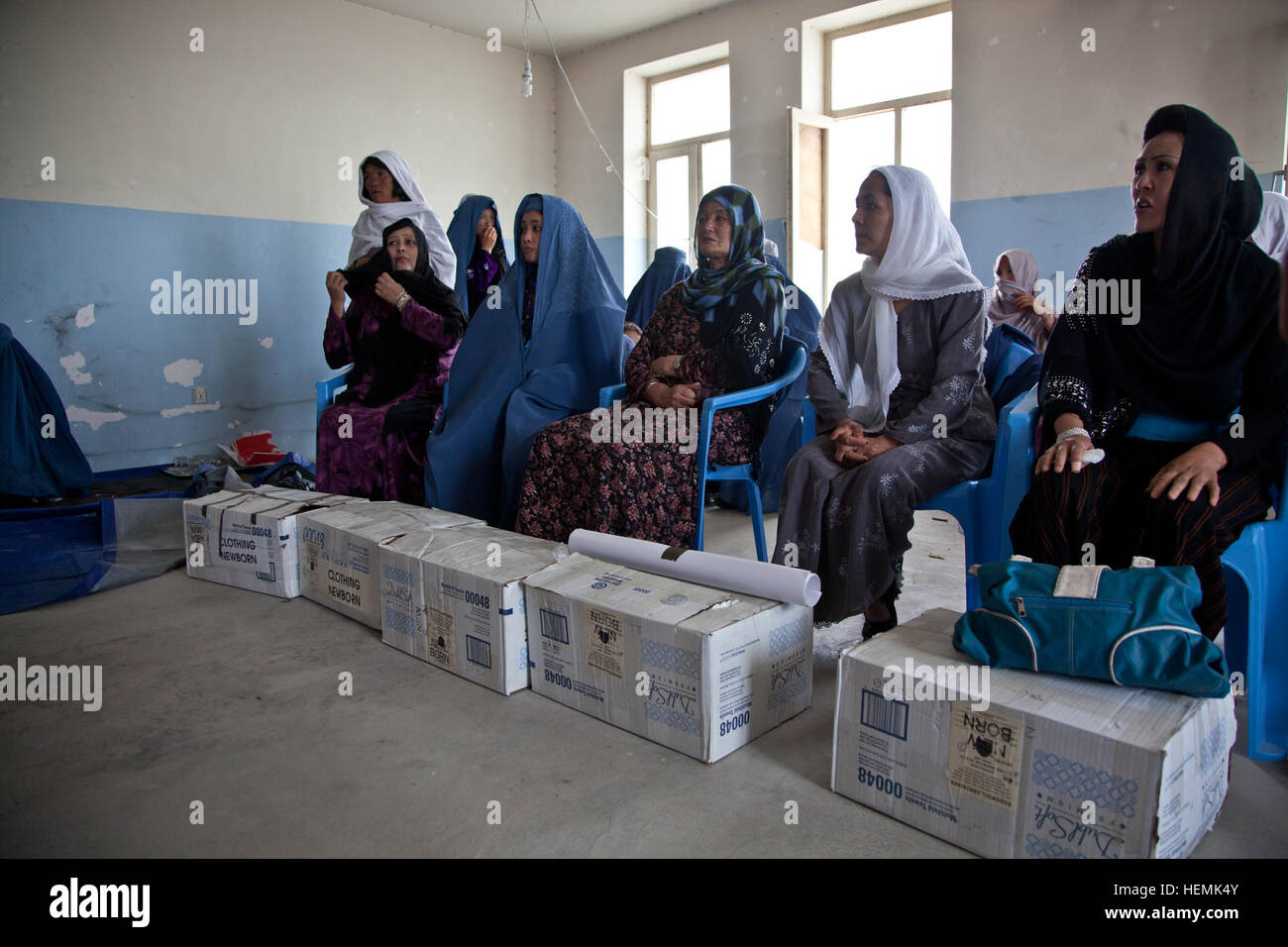 Les résidents de Qarah Bagh afghane s'asseoir avec des cases de l'aide humanitaire qui a été diffusée par l'Armée nationale afghane Special Forces à un séminaire médical des femmes à Qarah Bagh, district de la province de Ghazni, en Afghanistan, le 4 juin 2013. Trente femmes du district de Qarah Bagh et des environs ont assisté aux deux jours de séminaire médical, qui couvre des sujets tels que l'assainissement, les techniques d'accouchement d'urgence, et la nutrition. (U.S. Photo de l'armée par la CPS. Jessica Reyna DeBooy/libérés) deux jours de séminaire médical 130604-A-SL739-015 Banque D'Images