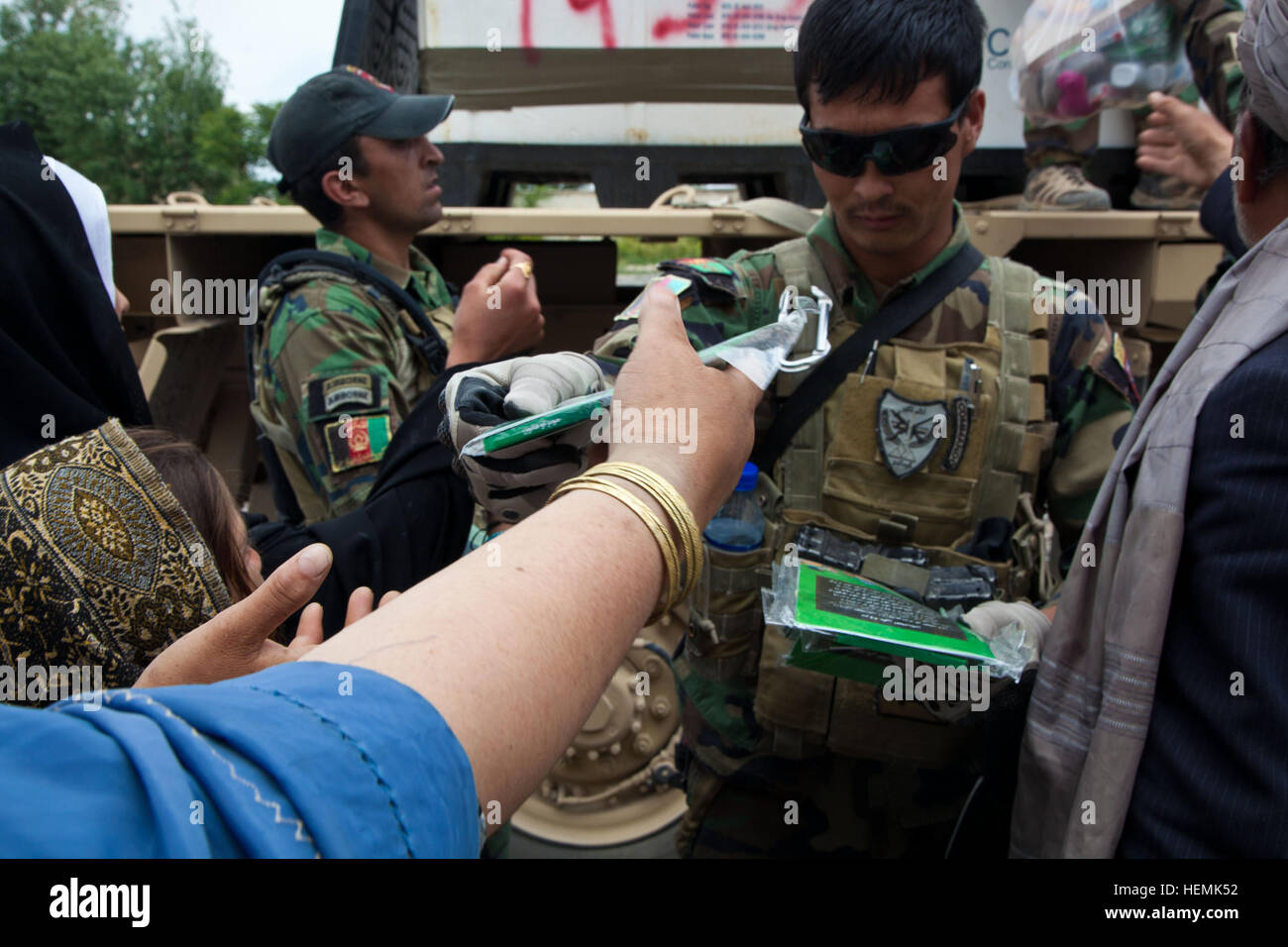 Les forces spéciales de l'Armée nationale afghane distribue l'aide humanitaire à un séminaire médical des femmes à Qarah Bagh, district de la province de Ghazni, en Afghanistan, le 4 juin 2013. Trente femmes du district de Qarah Bagh et des environs ont assisté aux deux jours de séminaire médical, qui couvre des sujets tels que l'assainissement, les techniques d'accouchement d'urgence, et la nutrition. (U.S. Photo de l'armée par la CPS. Jessica Reyna DeBooy/libérés) deux jours de séminaire médical 130604-A-SL739-019 Banque D'Images