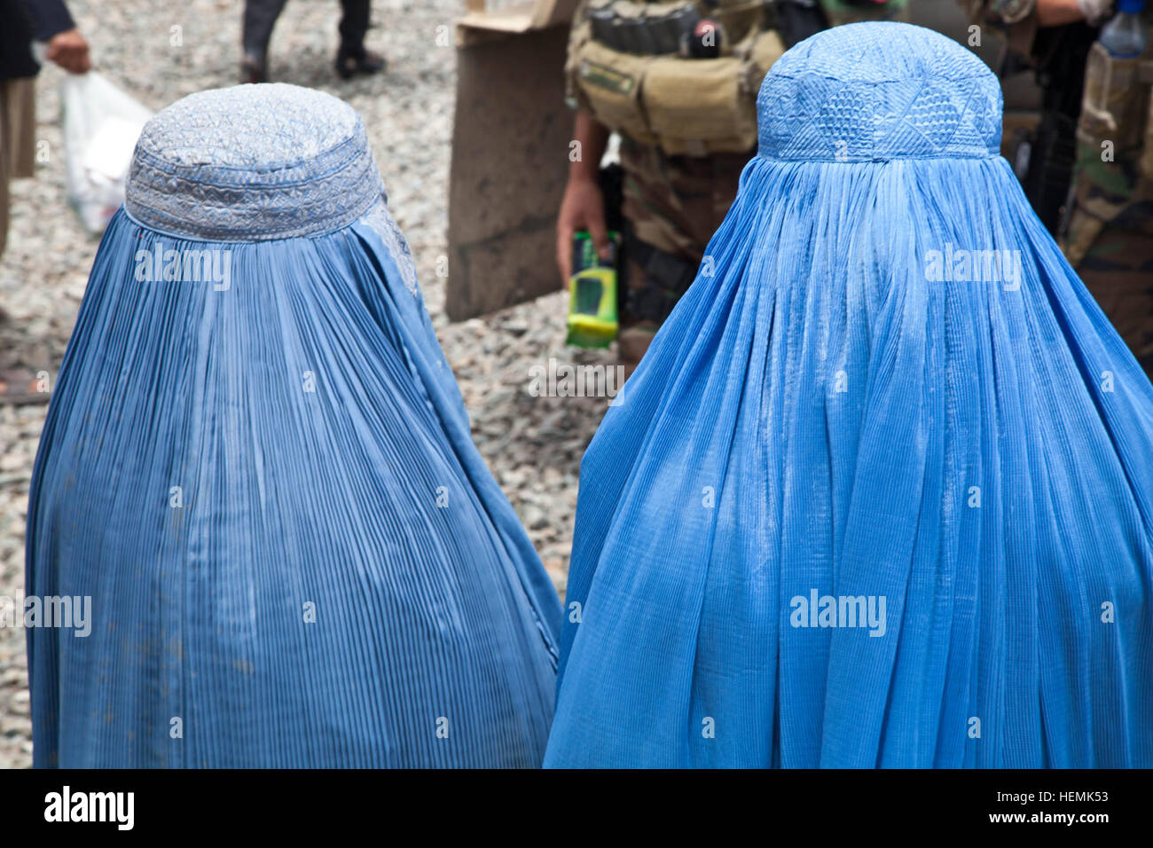 Deux femmes de la région de Qarah Bagh attendre pour recevoir de l'aide humanitaire de l'Armée nationale afghane Special Forces à un séminaire médical des femmes à Qarah Bagh, district de la province de Ghazni, en Afghanistan, le 4 juin 2013. Trente femmes du district de Qarah Bagh et des environs ont assisté aux deux jours de séminaire médical, qui couvre des sujets tels que l'assainissement, les techniques d'accouchement d'urgence, et la nutrition. (U.S. Photo de l'armée par la CPS. Jessica Reyna DeBooy/libérés) deux jours de séminaire médical 130604-A-SL739-020 Banque D'Images