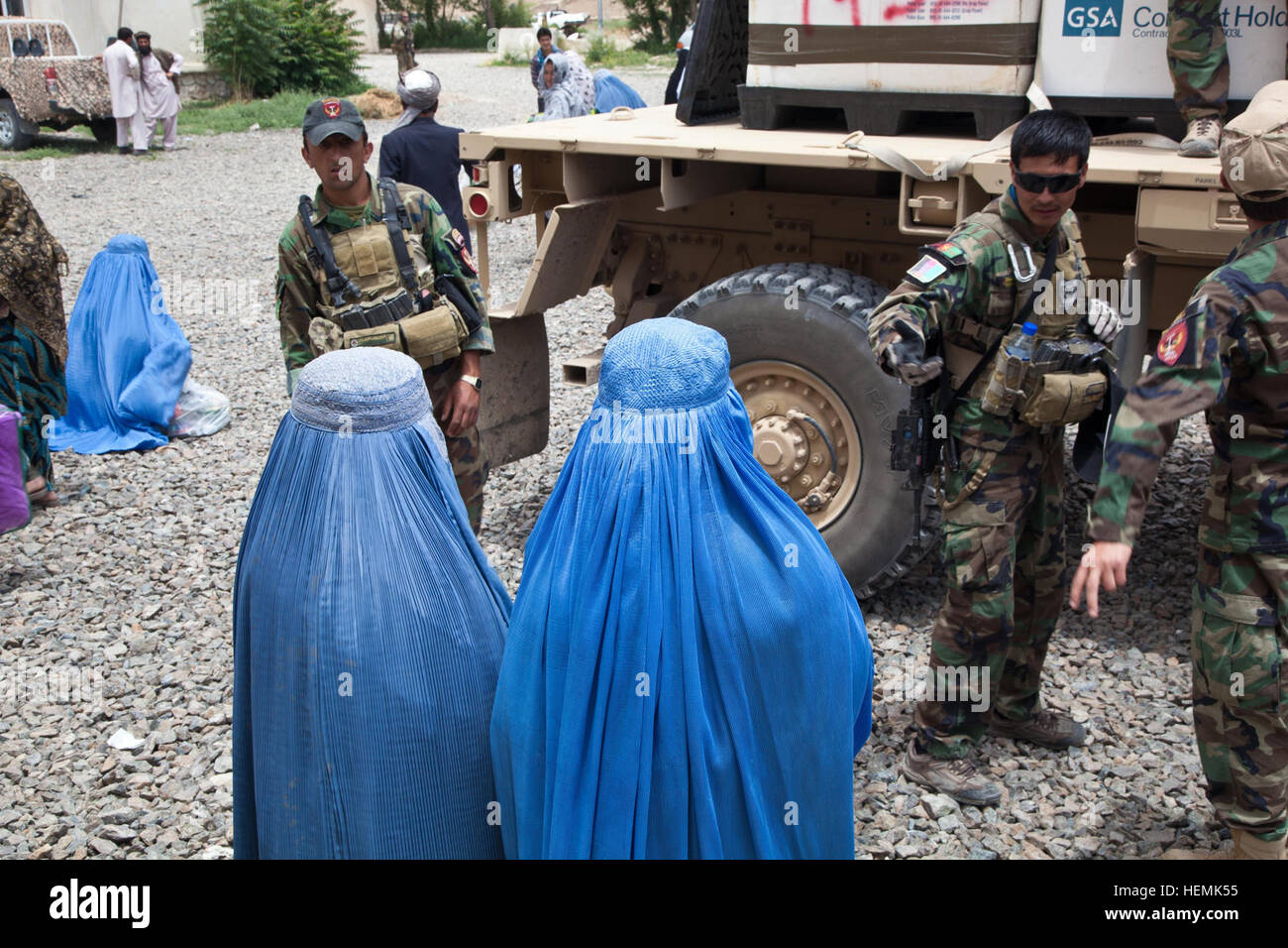 Deux femmes de la région de Qarah Bagh attendre pour recevoir de l'aide humanitaire de l'Armée nationale afghane Special Forces à un séminaire médical des femmes à Qarah Bagh, district de la province de Ghazni, en Afghanistan, le 4 juin 2013. Trente femmes du district de Qarah Bagh et des environs ont assisté aux deux jours de séminaire médical, qui couvre des sujets tels que l'assainissement, les techniques d'accouchement d'urgence, et la nutrition. (U.S. Photo de l'armée par la CPS. Jessica Reyna DeBooy/libérés) deux jours de séminaire médical 130604-A-SL739-021 Banque D'Images