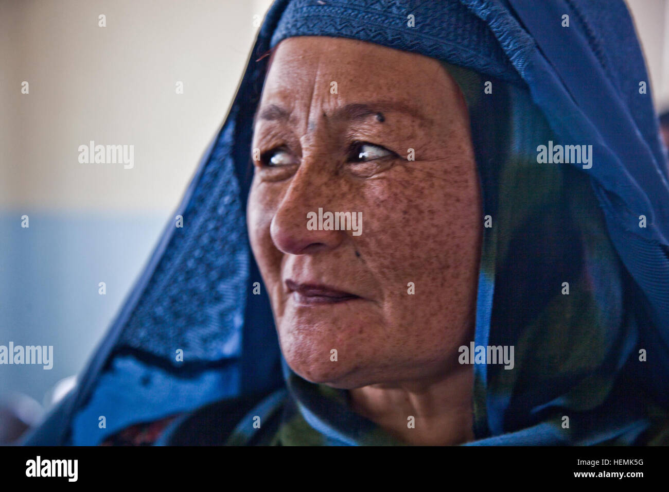 Résident de Qarah afghane Bagh attend de recevoir l'aide humanitaire de l'Armée nationale afghane Special Forces à un séminaire médical des femmes à Qarah Bagh, district de la province de Ghazni, en Afghanistan, le 4 juin 2013. Trente femmes du district de Qarah Bagh et des environs ont assisté aux deux jours de séminaire médical, qui couvre des sujets tels que l'assainissement, les techniques d'accouchement d'urgence, et la nutrition. (U.S. Photo de l'armée par la CPS. Jessica Reyna DeBooy/libérés) deux jours de séminaire médical 130604-A-SL739-022 Banque D'Images
