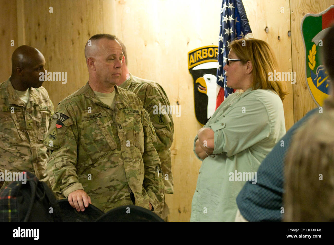 Karen Decker, haut représentant civil à Command-East régionale parle avec le capitaine de l'Armée américaine Thomas Pluies, affecté à la Compagnie Alpha, 486e Bataillon des affaires civiles, New York Réserve de l'armée, à la suite d'une réunion d'intégration civilo-militaire qui s'est tenue à la base d'opérations avancée Gamberi, province de Laghman, Afghanistan, le 11 juin 2013. Le groupe a discuté de l'intégration civilo-militaire d'établir des objectifs et d'aligner leurs activités afin d'assurer la stabilité et la sécurité dans le gouvernement de la République islamique d'Afghanistan. (U.S. Photo de l'armée par le sergent. Richard Andrade/libérés) développement militaire et civile Banque D'Images