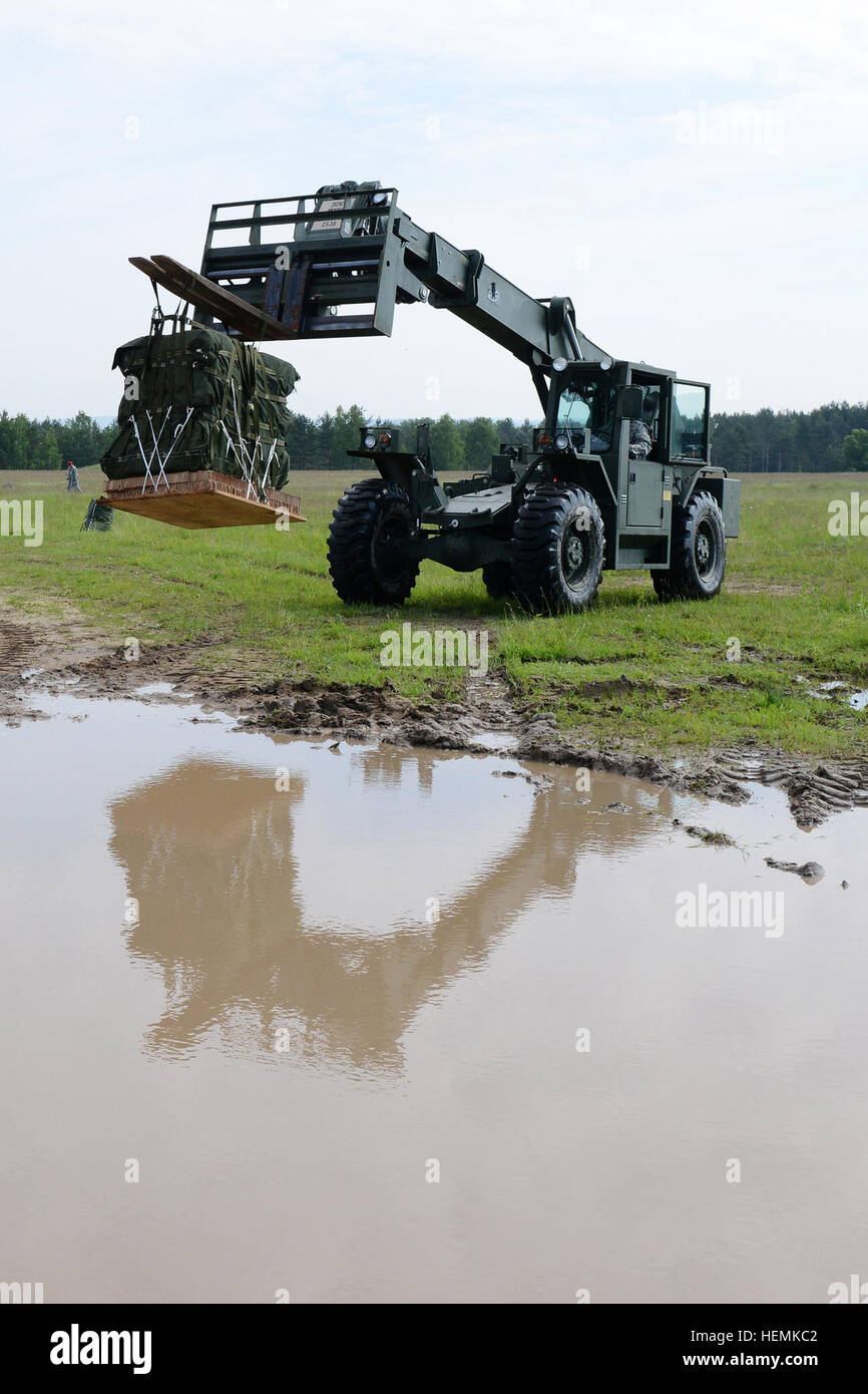 Un soldat américain affecté au 18e Bataillon de soutien au maintien en puissance de combat cargo transporte l'air à la suite d'une livraison au cours de la formation à la charge de l'élingue Grafenwoehr Zone de formation de l'armée américaine commande multinational interarmées en Bavière, Allemagne, le 13 juin 2013. (U.S. Photo de l'armée par Gertrud Zach/libérés) 18e SCBS largage 130613 formation-A-IL359-237 Banque D'Images