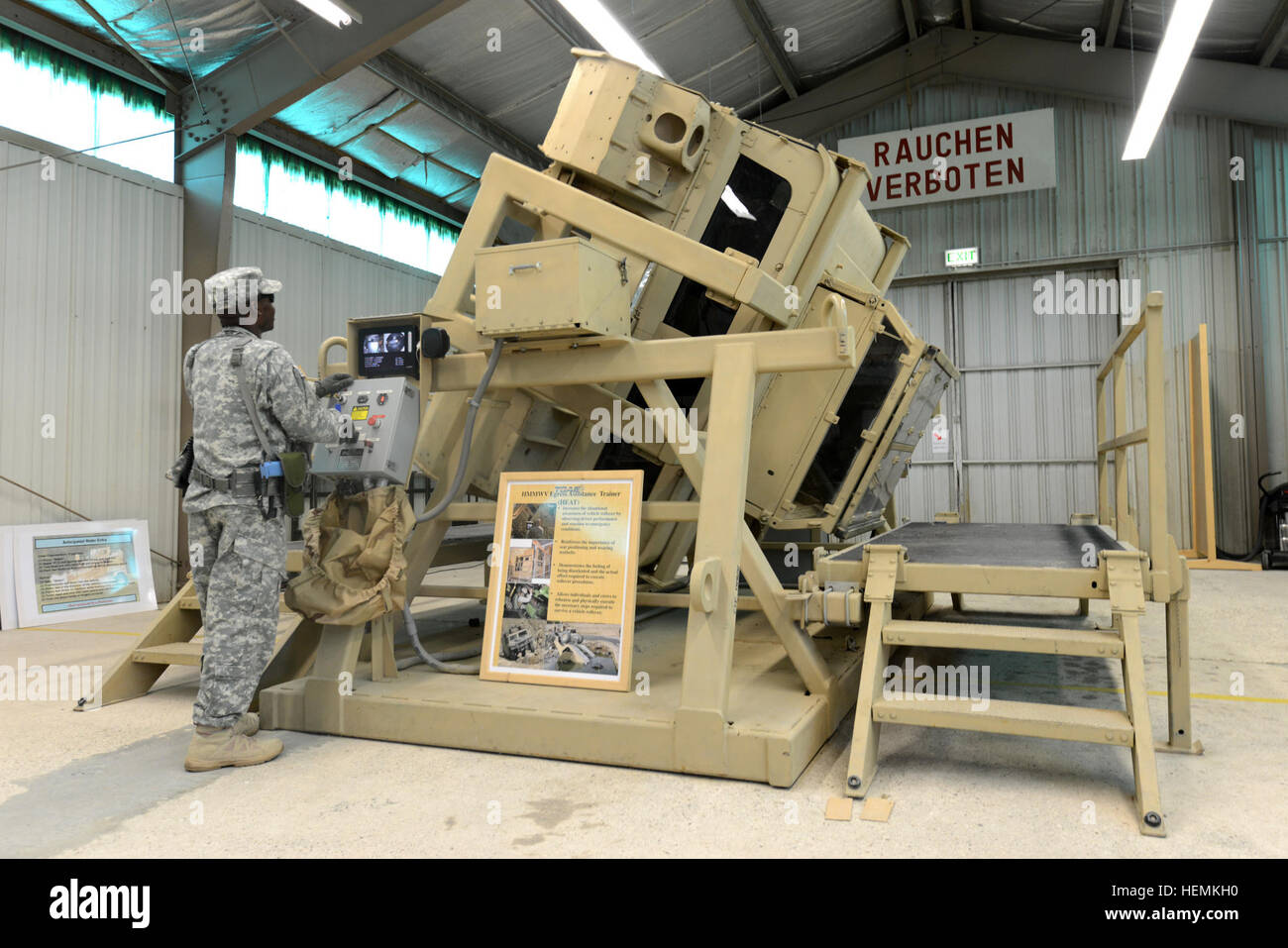 Un soldat américain avec le 7e commandement multinational interarmées de l'armée, exploite l'assistance évacuation Humvee Formateur pendant la formation multinationale au centre de support de formation, Hohenfels, Bavière, Allemagne, le 21 juin 2013. (U.S. Photo de l'armée par Markus/High-Mobility Rauchenberger) Parution Multipurpose Roues Assistance Sortie Trainer 130621-A-BS310-094 Banque D'Images