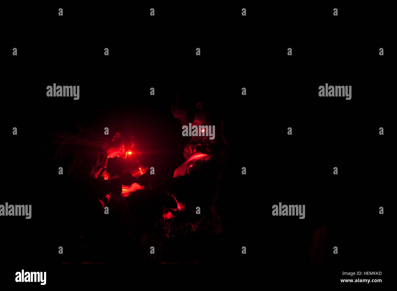 FORT MCCOY, Wisconsin - Les soldats commencent leurs points de tracé au cours de la nuit de la navigation terrestre au cours de la réserve de l'Armée 2013 Concours meilleur guerrier le 25 juin, ici. 2013 - Meilleur guerrier de la réserve de l'Armée de terre de nuit de cours de navigation 130625-A-EA829-215 Banque D'Images