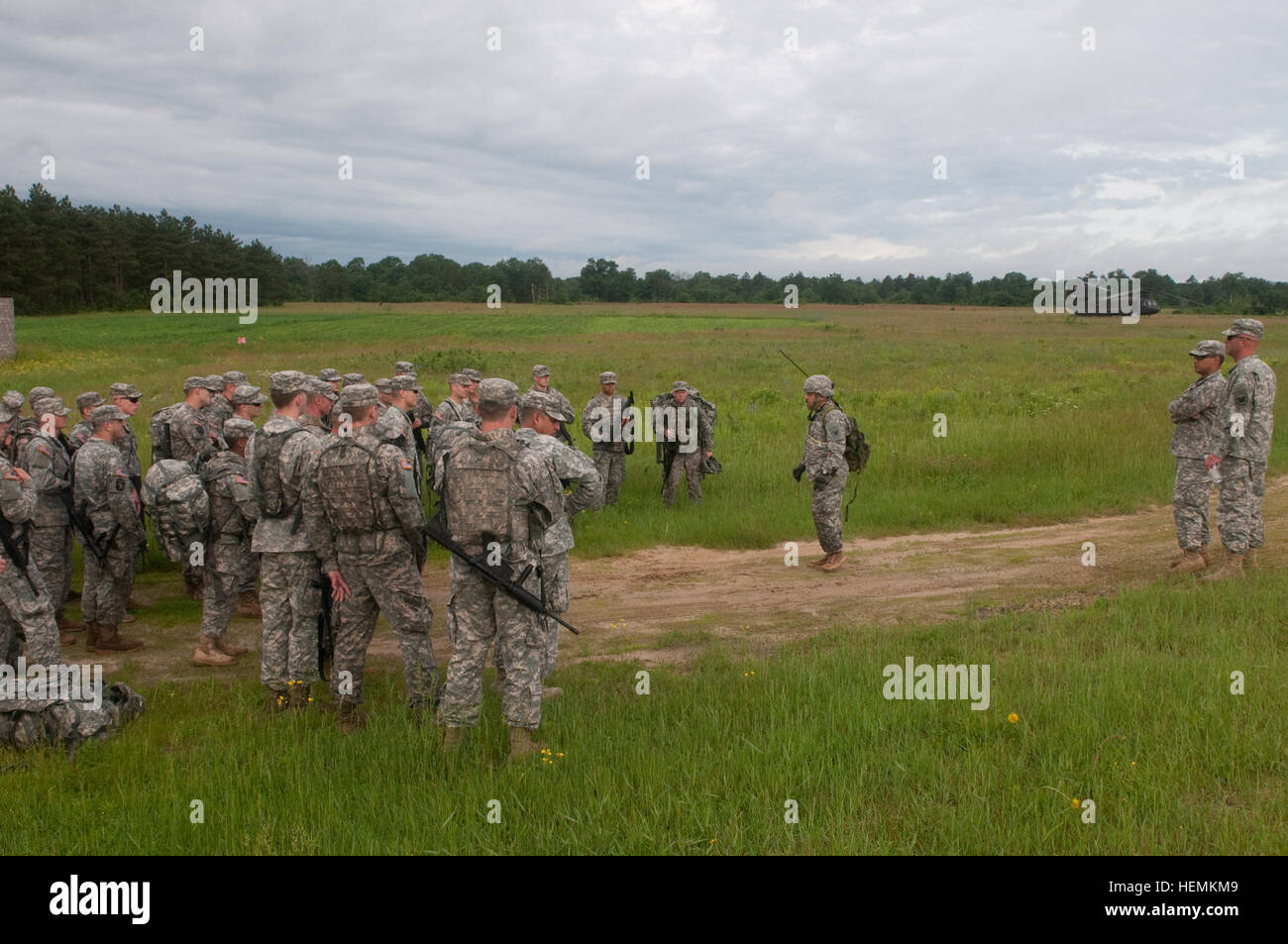 Soldats reçoivent leur sécurité bref avant d'aller sur un hélicoptère Chinook, dans le cadre de la réserve de l'armée de 2013 tenue à la concurrence meilleur guerrier Fort McCoy, Wisconsin (Etats-Unis), 25 juin. 2013 - Meilleur guerrier de la réserve de l'Armée Mission Hélicoptère Chinook 130625-A-EA829-125 Banque D'Images