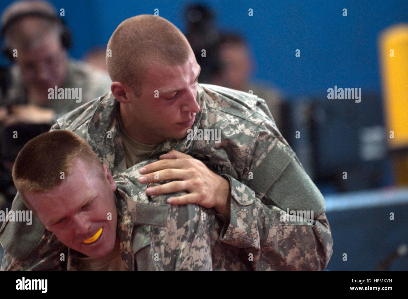 Le Sgt. Eric Jobb (en haut), est comparée à la CPS. Daniel Lyons (en bas) au cours de la combatives tournoi au meilleur guerrier de la réserve de l'Armée 2013 Concours tenu à Fort McCoy, Wisconsin (Etats-Unis), 27 juin. Réserve de l'Armée 2013- Meilleur Guerrier Tournoi Combatives 130627-A-EA829-210 Banque D'Images