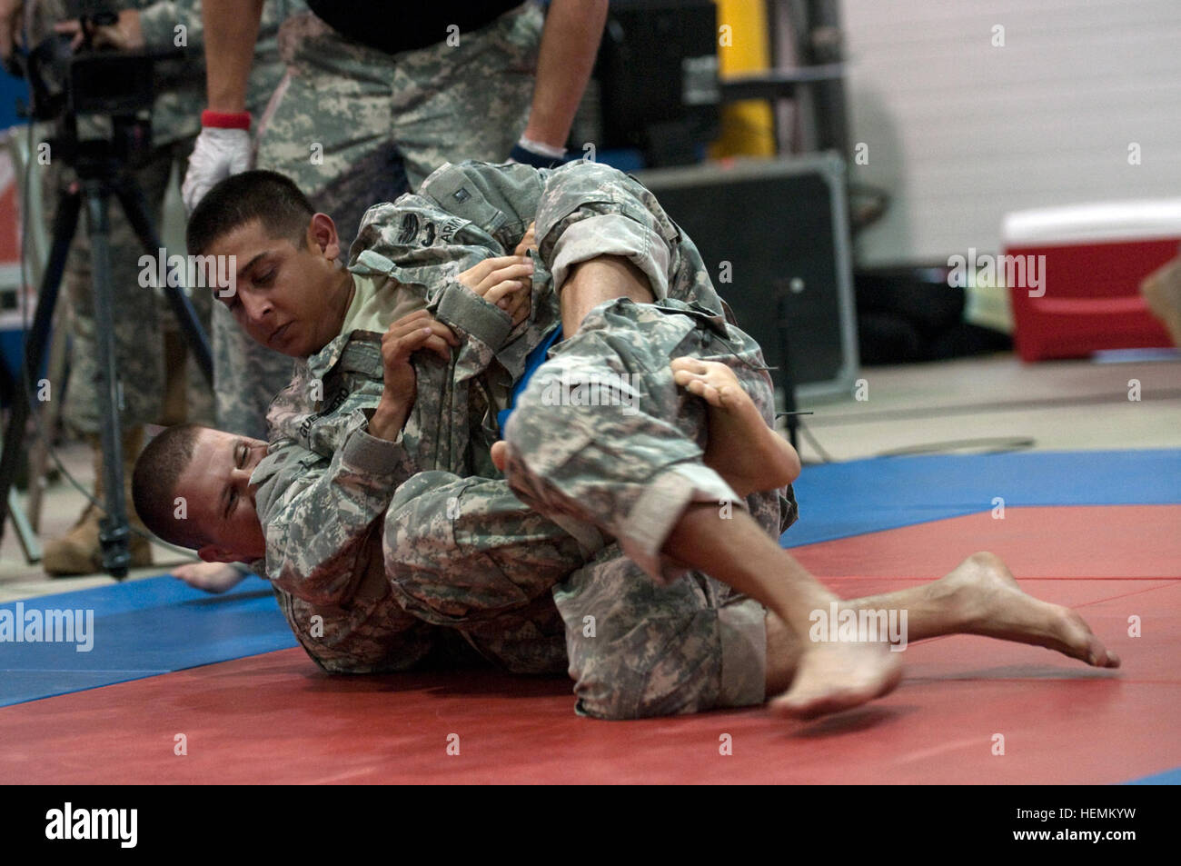 Le s.. Israël Guerrero est en concurrence contre le s.. Joshua Allen durant la combatives tournoi au meilleur guerrier de la réserve de l'armée de 2013 sur la concurrence, le 27 juin, lieu à Fort McCoy, Wisconsin 2013 Meilleur guerrier de la réserve de l'Armée- Combatives 130627 Tournoi-A-EA829-429 Banque D'Images