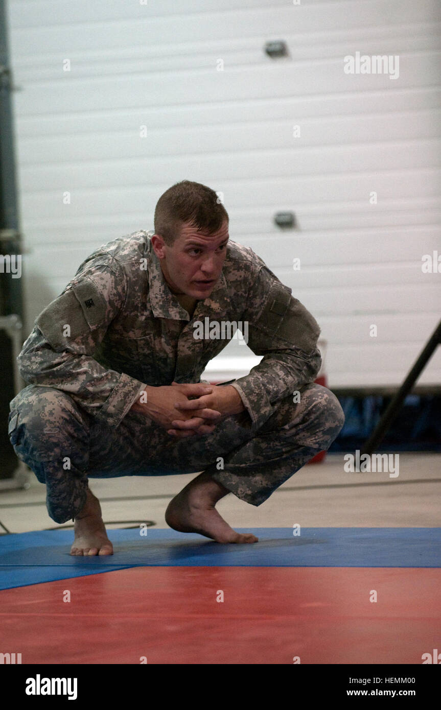 Le Cpl. Francis Kvarta, Johnstown, Penn. native et membre de la 99e Commandement du soutien régional basée à Fort Dix, NEW JERSEY, se prépare à la concurrence dans le tournoi combatives au cours de la réserve de l'armée de 2013 tenue à la concurrence meilleur guerrier Fort McCoy, Wisconsin (Etats-Unis), 27 juin. Réserve de l'Armée 2013- Meilleur Guerrier Tournoi Combatives 130627-A-EA829-648 Banque D'Images