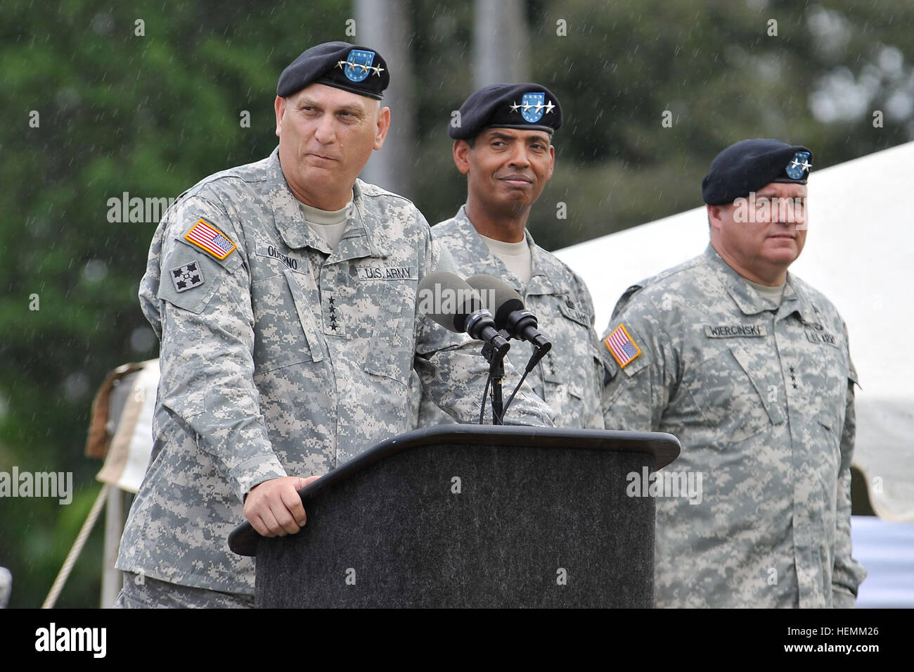 Chef du personnel de l'Armée Le Général Raymond Odierno remarques liminaires au commandant de l'armée américaine Pacific cérémonie de passation de commandement à Fort Shafter, New York, le mardi 2 juillet. À la cérémonie, le général Vincent Brooks soulagé le Lieutenant-général Francis Wiercinski, marquant la première fois depuis 1974 USARPAC a été une commande de quatre étoiles, qui joue un rôle essentiel dans la défense de la patrie pour Hawaï, Alaska, Guam, le Japon et nos alliés. (Département de la Défense photo de U.S. Navy Maître de 1re classe Cynthia Clark/libérés) Brooks soulage Wiercinski comme commandant de l'armée américaine Pacific 130702-A-PJ759-112 Banque D'Images