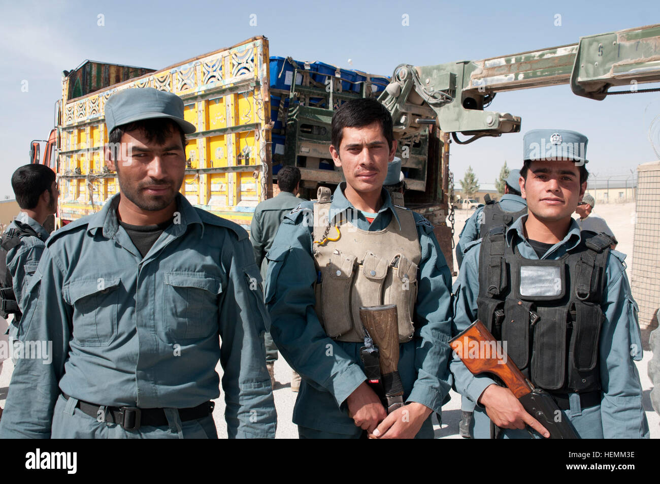 Policiers afghans se tenir en face de leur province, les papiers d'inscription des électeurs qu'ils sont chargés sur un camion à Camp Eagle dans la province de Zaboul, l'Afghanistan, le 6 juillet 2013. Les documents d'inscription des électeurs seront distribués aux citoyens afghans dans la région de Zabul, en préparation pour l'Afghanistan 2014 élections nationales. (U.S. Photo de l'armée par le Sgt. Tim Morgan/libérés) province de Zaboul se prépare pour l'élection 130706-A-QA210-534 Banque D'Images