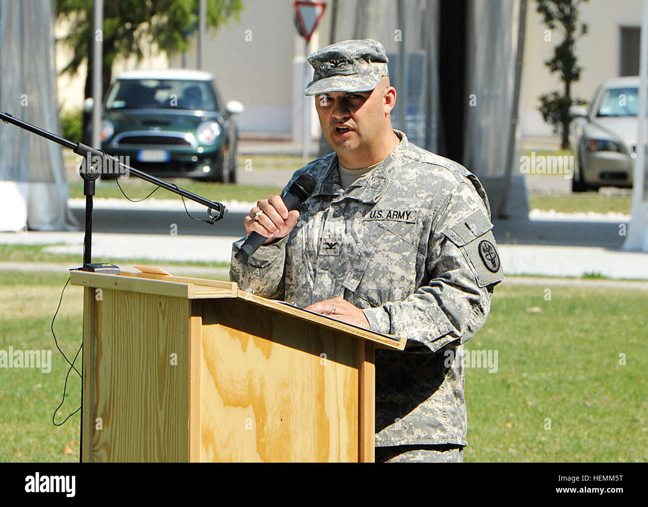 Le colonel Andrew M. Barr, commandant entrant, livre son discours lors de sa cérémonie de passation de commandement de la santé, Center-Vicenza Caserma Ederle, Vicenza, Italie, le 9 juillet 2013. (Photo de Barbara Romano/Center-Vicenza parution) Passation de commandement de la santé 130709-A-VY358-016 Banque D'Images