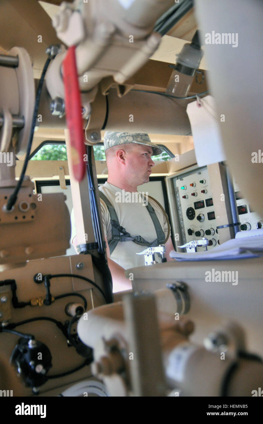 La CPS de l'armée américaine. Zachery Ash, un spécialiste de la purification de l'eau avec la 127e compagnie de quartier-maître, 189e Bataillon de soutien au maintien en puissance de combat, régule le débit d'eau à travers le système tactique de système de purification de l'eau à l'appui d'un accès opérationnel conjoint exercer à Fort Polk, en Louisiane, le 6 août 2013. (U.S. Photo de l'armée par le Sgt. Amanda Tucker/libérés) chiens d'eau conservez l'eau circulant à JRTC 130806-A-QD996-349 Banque D'Images