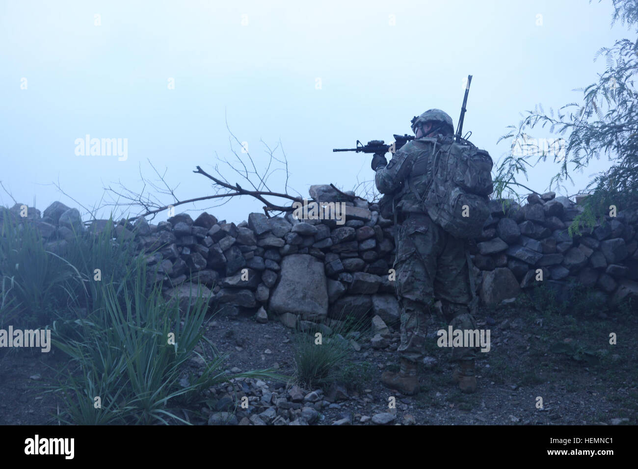 Le sergent de l'armée américaine. Ivan Anguiano du 3e peloton, Compagnie W., 2e Bataillon, 506e Régiment d'infanterie, 101st Airborne Division (Air Assault) posts lui-même dans une position de surveillance dans la zone de fonctionnement en dehors de Apache Base avancée Salerno, Khowst province , l'Afghanistan, le 8 août 2013. La 101st Airborne Division (Air Assault) est l'avant déployés en Afghanistan dans le cadre de l'opération Enduring Freedom suite à l'abandon de U.S. a dirigé les opérations militaires de l'Afghanistan Force de sécurité nationale. (U.S. La CPS de l'armée. Charles M. Willingham/ libéré) Company W, l'opération Enduring Freed Banque D'Images