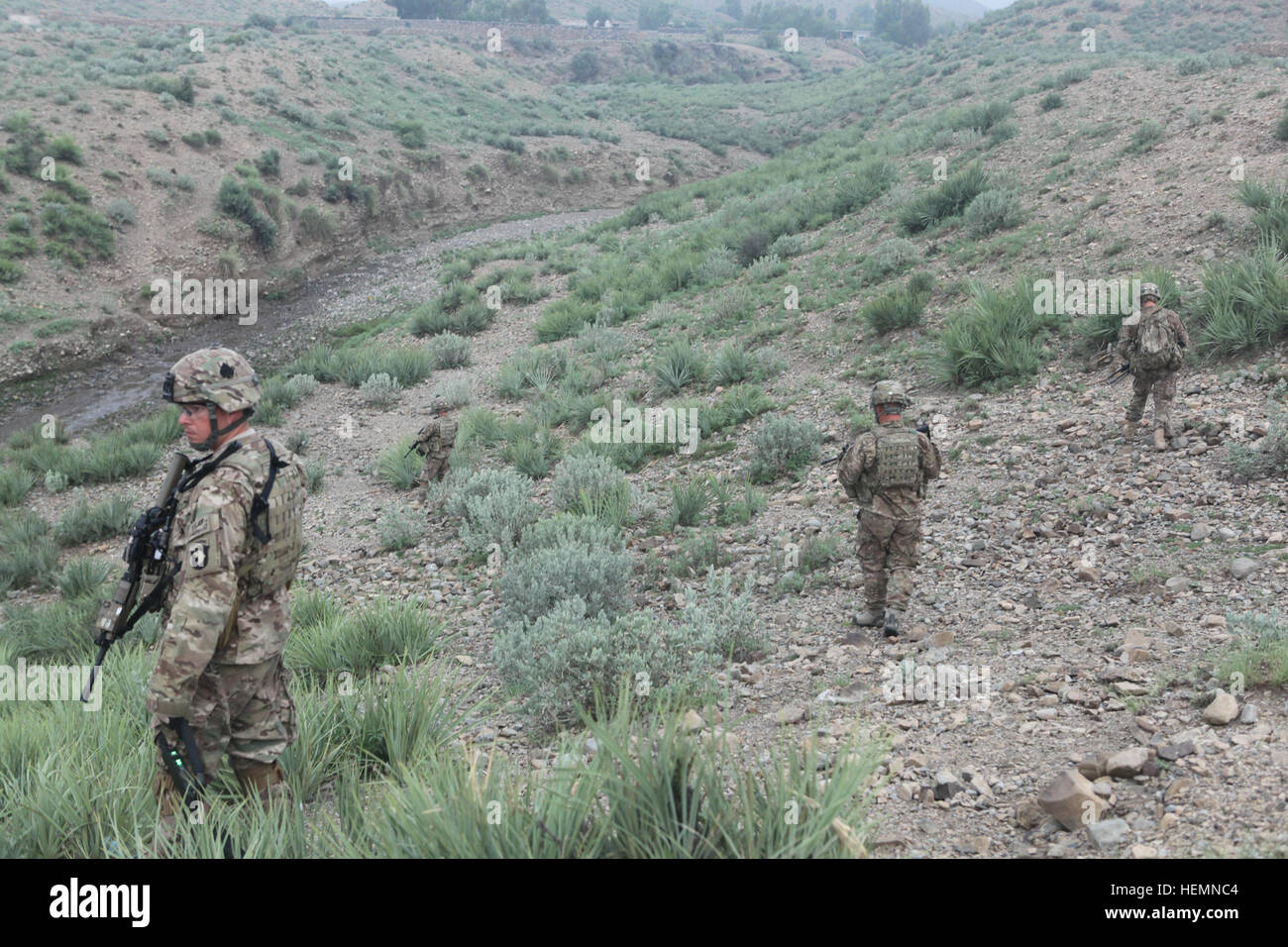 Les soldats américains du 3e peloton, Compagnie W, 2e Bataillon, 506e Régiment d'infanterie, 101st Airborne Division (Air Assault) effectuer une patrouille dans la zone d'opération en dehors de Apache Base avancée Salerno, Khowst province, l'Afghanistan, le 8 août 2013. La 101st Airborne Division (Air Assault) est l'avant déployés en Afghanistan dans le cadre de l'opération Enduring Freedom suite à l'abandon de U.S. a dirigé les opérations militaires de l'Afghanistan Force de sécurité nationale. (U.S. La CPS de l'Armée de Charles M. Willingham/ libéré) Company W, l'opération Enduring Freedom 130807-A-OS291-023 Banque D'Images