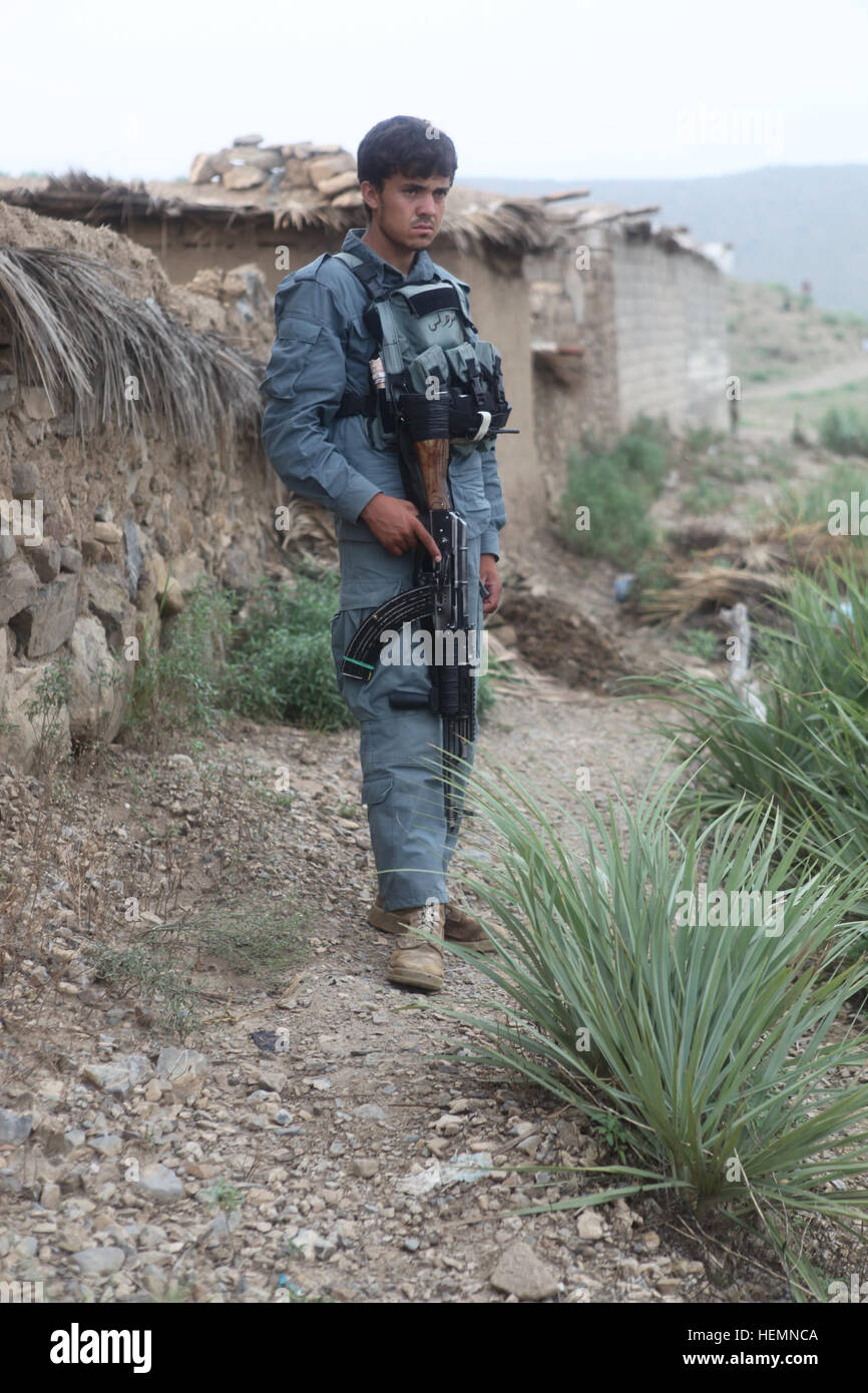 Un policier de la sécurité nationale afghane tire alors qu'une recherche est effectuée dans la zone de fonctionnement en dehors de Apache Base avancée Salerno, Khowst province, l'Afghanistan, le 8 août 2013. La 101st Airborne Division (Air Assault) est l'avant déployés en Afghanistan dans le cadre de l'opération Enduring Freedom suite à l'abandon de U.S. a dirigé les opérations militaires de l'Afghanistan Force de sécurité nationale. (U.S. La CPS de l'armée. Charles M. Willingham/ libéré) Company W, l'opération Enduring Freedom 130807-A-OS291-064 Banque D'Images