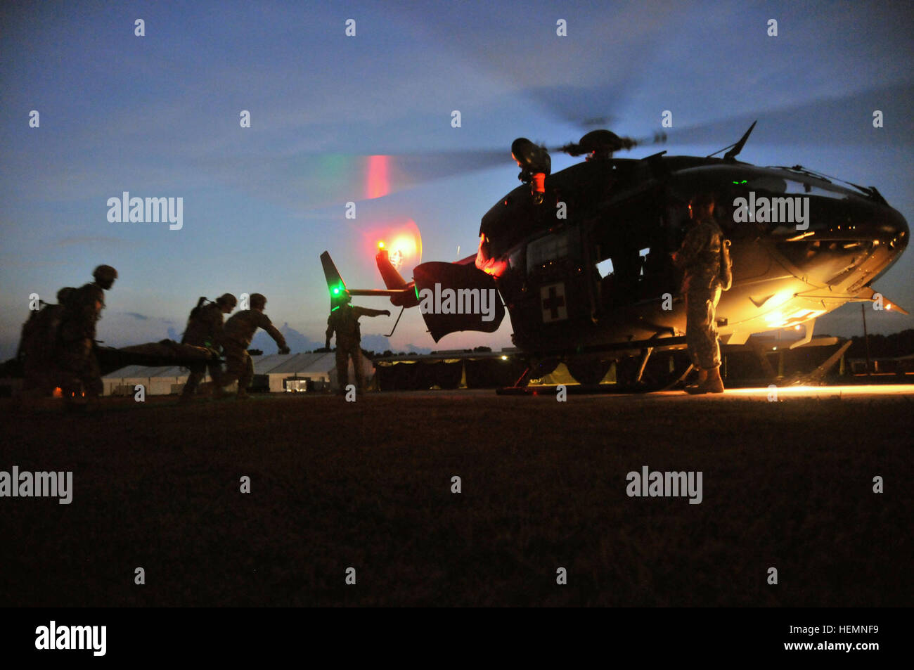 Des soldats américains avec le soutien de secteur 602nd compagnie médicale, joint à la 189e Bataillon de soutien au maintien en puissance de combat, offrir de la formation à chaud et froid, jour et nuit, les procédures d'évacuation médicale sur un hélicoptère UH-72 Lakota lors d'un accès opérationnel conjoint de l'exercice au Joint Readiness Training Center à Fort Polk, en Louisiane, le 9 août 2013. (U.S. Photo de l'armée par le Sgt. Amanda Tucker/aux) Parution medevac Lakota 130809-A-QD996-554 Banque D'Images