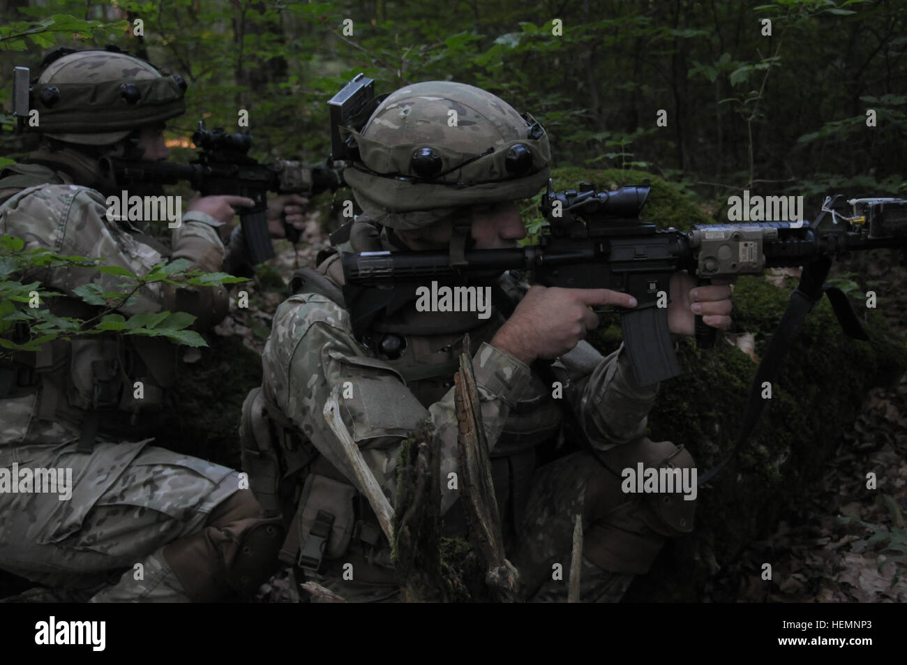 Les soldats de l'armée géorgienne de société Delta, Batumi Georgian Light Infantry Battalion tirez sur la sécurité pendant un exercice de répétition de mission (MRE) au Centre de préparation interarmées multinationale (JMRC) dans Hohenfels, Allemagne, 14 août 2013. L'Batoumi et 31e bataillons d'infanterie légère géorgienne conduite un MRE afin de former et d'être évalués sur les bataillons leur aptitude à mener des opérations de contre-insurrection et de combat et s'intégrer dans une équipe de combat du régiment du Corps des Marines déployées à l'appui de la Force internationale d'assistance à la sécurité en Afghanistan. (U.S. Photo de l'armée par le Sgt. Gemma Iglesias/R Banque D'Images