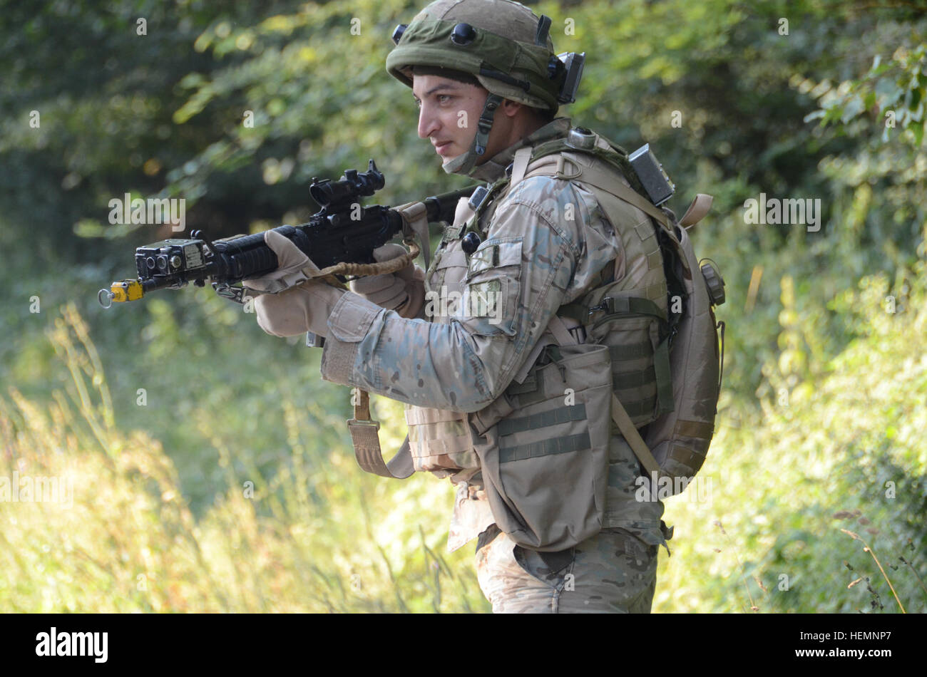 Un soldat de l'armée géorgienne de Delta Entreprise, 31e Bataillon d'infanterie légère tire la sécurité pendant un exercice de répétition de mission (MRE) au Centre de préparation interarmées multinationale (JMRC) dans Hohenfels, Allemagne, 14 août 2013. L'Batoumi et 31e bataillons d'infanterie légère géorgienne conduite un MRE afin de former et d'être évalués sur les bataillons leur aptitude à mener des opérations de contre-insurrection et de combat et s'intégrer dans une équipe de combat du régiment du Corps des Marines déployées à l'appui de la Force internationale d'assistance à la sécurité en Afghanistan. (U.S. Photo de l'armée par le Sgt. Williams Nicholaus/Release Banque D'Images