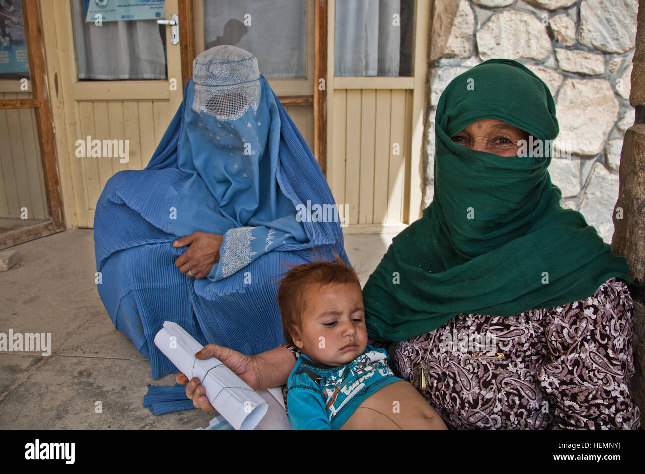 Les femmes afghanes s'asseoir et d'attendre pour un séminaire médical à démarrer à la clinique communautaire à Deh Yak, district de la province de Ghazni, Afghanistan, le 19 août 2013. Cinquante hommes et femmes de district de Deh Yak et des environs ont assisté aux trois jours de séminaire médical, qui couvre des sujets tels que l'assainissement, les techniques d'accouchement d'urgence, et la nutrition. (U.S. Photo de l'armée par la CPS. Jessica Reyna DeBooy/libérés) Enduring Freedom 130818-A-SL739-008 Banque D'Images