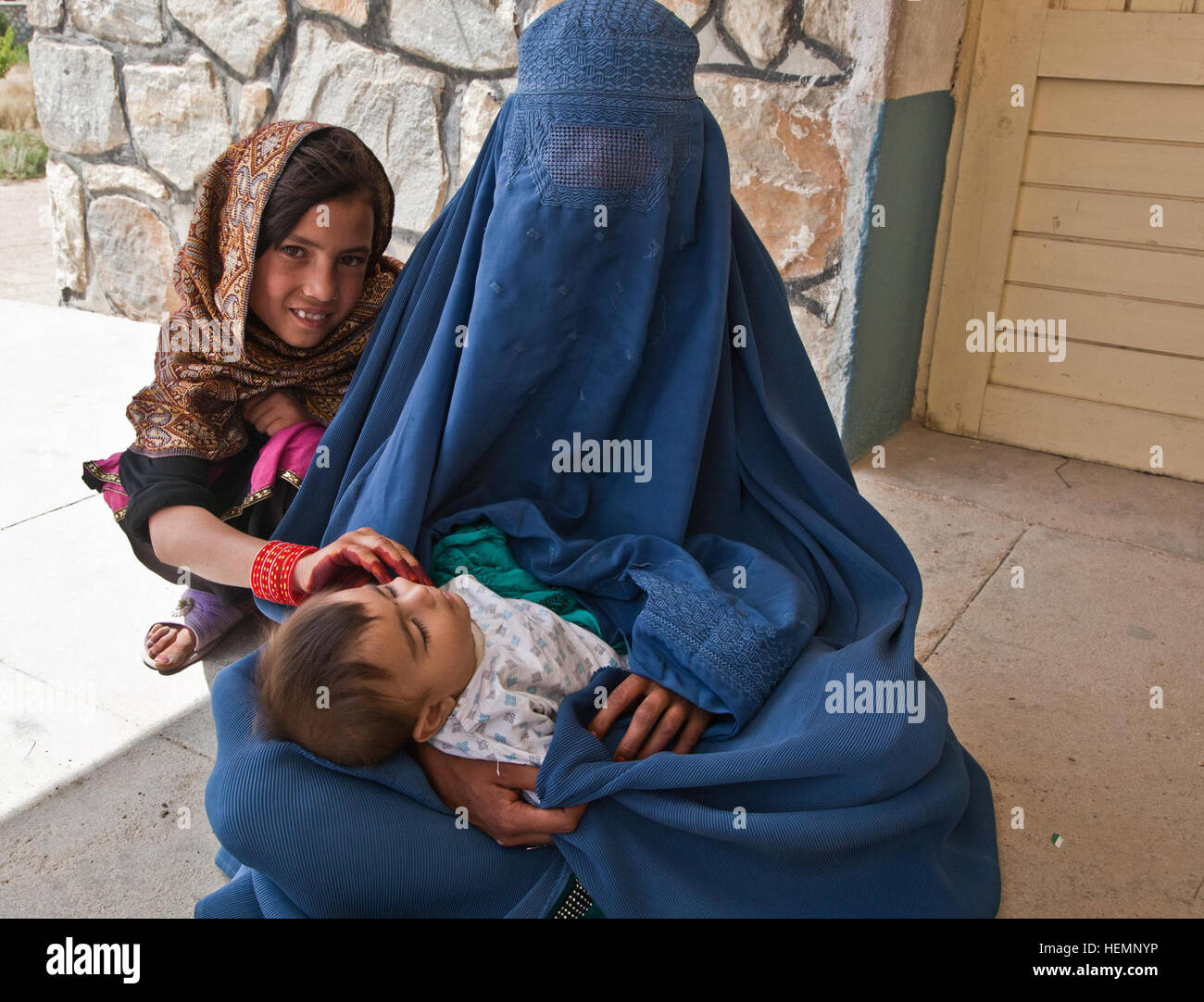 Une femme afghane et ses enfants prendre une pause au cours d'un séminaire médical à une clinique communautaire dans le district de Deh Yak, la province de Ghazni, Afghanistan, le 19 août 2013. Les hommes et les femmes de la région de Deh district Yak et des environs ont assisté à ce séminaire de trois jours, qui a couvert des sujets tels que les premiers soins, l'hygiène, la nutrition et les techniques d'accouchement d'urgence. (U.S. Photo de l'armée par la CPS. Jessica Reyna DeBooy/libérés) Une femme afghane et ses enfants prendre une pause au cours d'un séminaire médical à une clinique communautaire dans le district de Deh Yak, la province de Ghazni, Afghanistan, le 19 août, 2013 130819-A-SL739-023 Banque D'Images