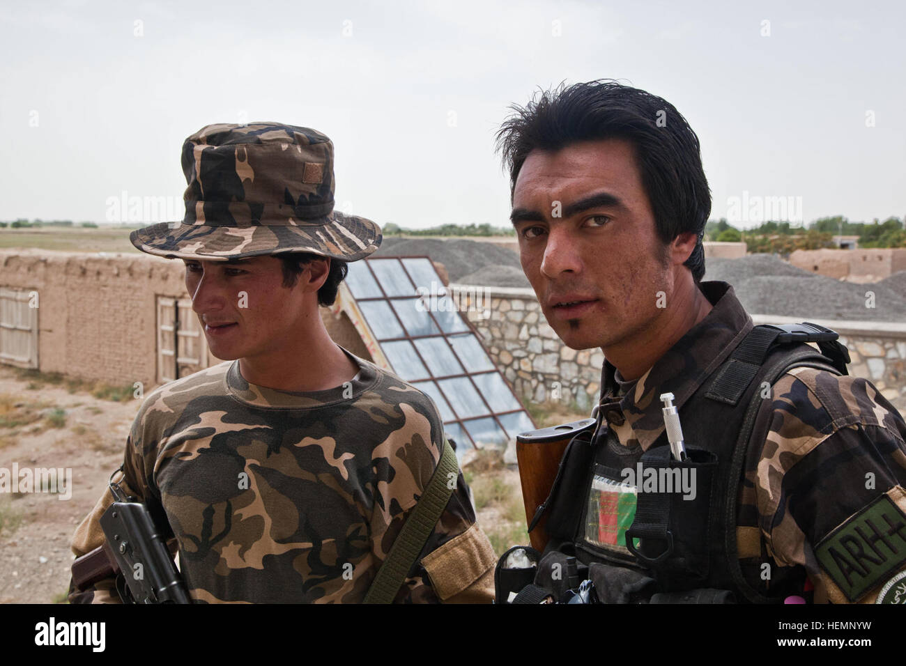 Les membres de la Direction nationale de la sécurité montent la garde à une clinique communautaire au cours d'un séminaire médical à Deh Yak, district de la province de Ghazni, Afghanistan, le 19 août 2013. Cinquante hommes et femmes de district de Deh Yak et des environs ont assisté aux trois jours de séminaire médical, qui couvre des sujets tels que les premiers soins d'urgence, de l'assainissement, les techniques d'accouchement, et la nutrition. (U.S. Photo de l'armée par la CPS. Jessica Reyna DeBooy/libérés) Enduring Freedom 130818-A-SL739-026 Banque D'Images