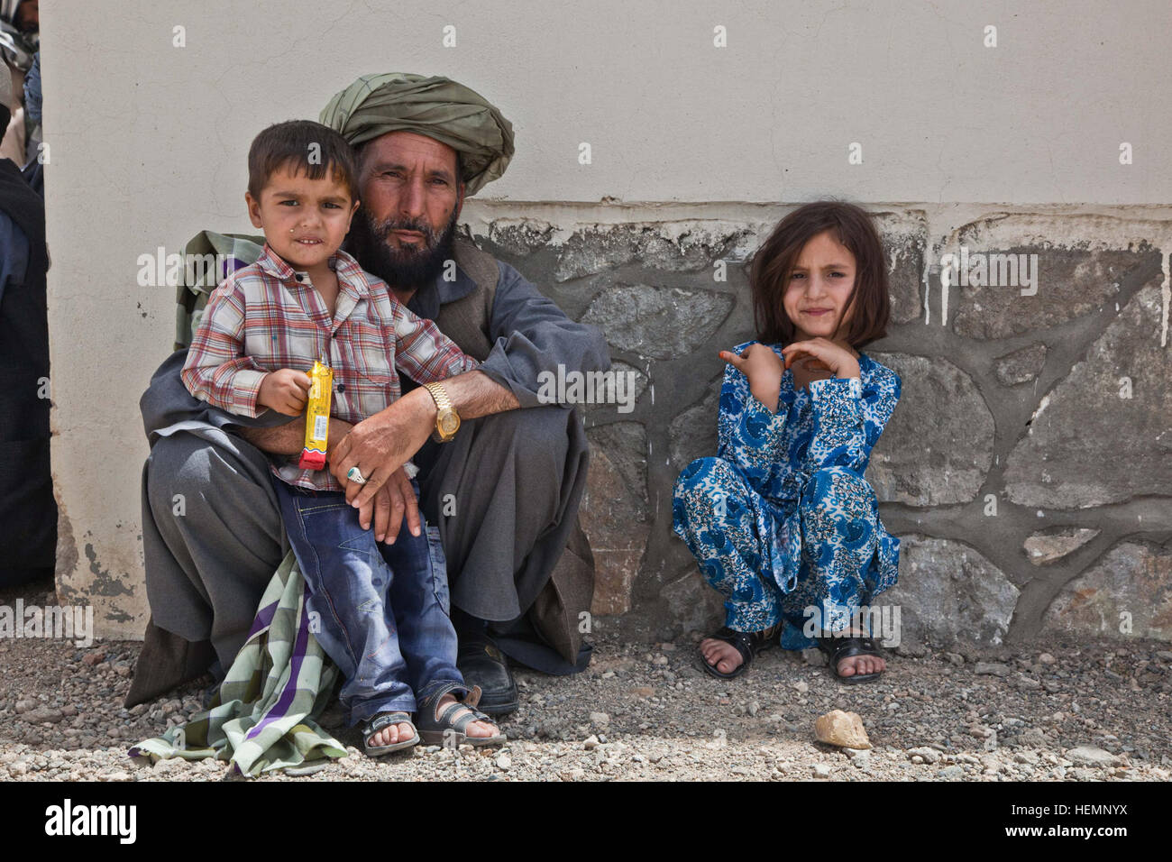 Un homme afghan et ses enfants prendre une pause au cours d'un séminaire médical à une clinique communautaire dans le district de Deh Yak, la province de Ghazni, Afghanistan, le 19 août 2013. Le séminaire de trois jours couvre des sujets tels que les premiers soins, l'hygiène, la nutrition et les techniques d'accouchement d'urgence. (U.S. Photo de l'armée par la CPS. Jessica Reyna DeBooy/libérés) Un homme afghan et ses enfants prendre une pause au cours d'un séminaire médical à une clinique communautaire dans le district de Deh Yak, la province de Ghazni, Afghanistan, le 19 août, 2013 130819-A-SL739-030 Banque D'Images