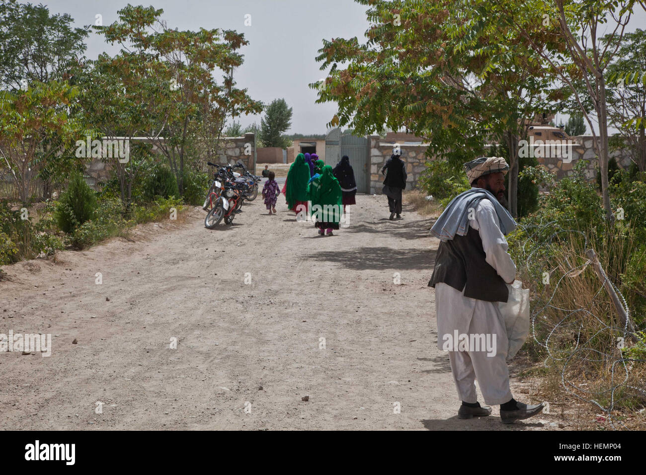 Les Afghanes et les pied à la maison après avoir assisté à un séminaire médical à une clinique communautaire à Deh Yak, district de la province de Ghazni, Afghanistan, le 19 août 2013. Cinquante hommes et femmes de district de Deh Yak et des environs ont assisté aux trois jours de séminaire médical, qui couvre des sujets tels que les premiers soins d'urgence, de l'assainissement, les techniques d'accouchement, et la nutrition. (U.S. Photo de l'armée par la CPS. Jessica Reyna DeBooy/libérés) Enduring Freedom 130818-A-SL739-032 Banque D'Images