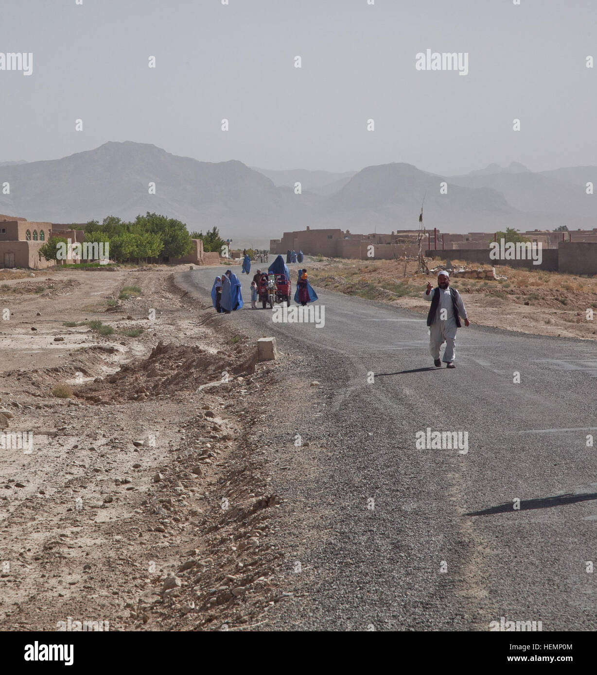 Les Afghans à pied d'une clinique communautaire d'assister à un séminaire médical à Deh Yak, district de la province de Ghazni, Afghanistan, le 19 août 2013. Cinquante hommes et femmes de district de Deh Yak et des environs ont assisté aux deux jours de séminaire médical, qui couvre des sujets tels que les premiers soins d'urgence, de l'assainissement, les techniques d'accouchement, et la nutrition. (U.S. Photo de l'armée par la CPS. Jessica Reyna DeBooy/libérés) Enduring Freedom 130819-A-SL739-002 Banque D'Images