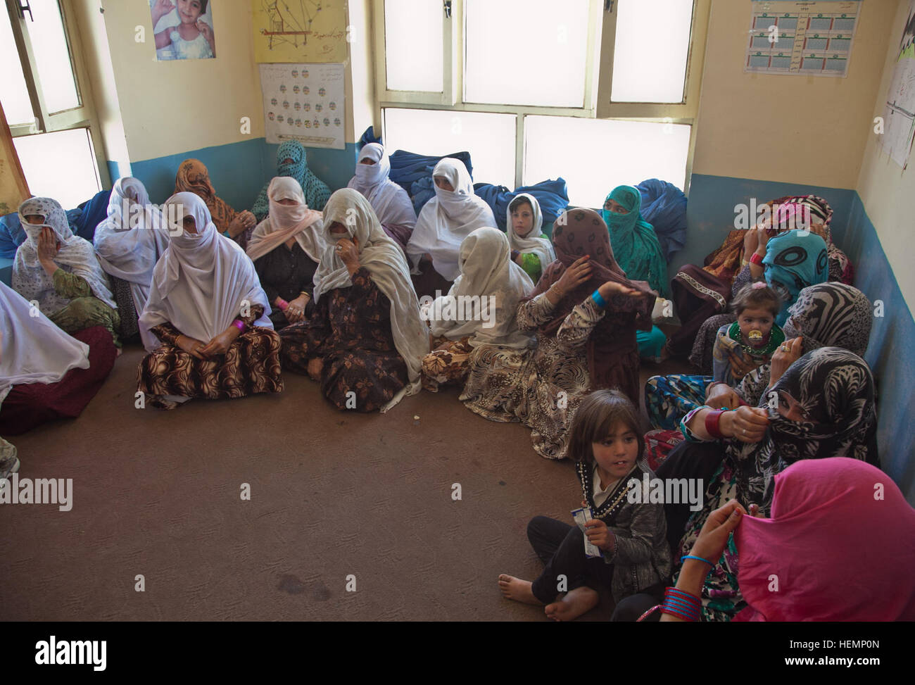 Les femmes afghanes l'écoute d'un exposé sur l'accouchement d'urgence médicale lors d'un séminaire dans la région de Deh Yak district, la province de Ghazni, Afghanistan, le 19 août 2013. Cinquante hommes et femmes de district de Deh Yak et des environs ont assisté aux deux jours de séminaire médical, qui couvre des sujets tels que les premiers soins d'urgence, de l'assainissement, les techniques d'accouchement, et la nutrition. (U.S. Photo de l'armée par la CPS. Jessica Reyna DeBooy/libérés) Enduring Freedom 130819-A-SL739-005 Banque D'Images