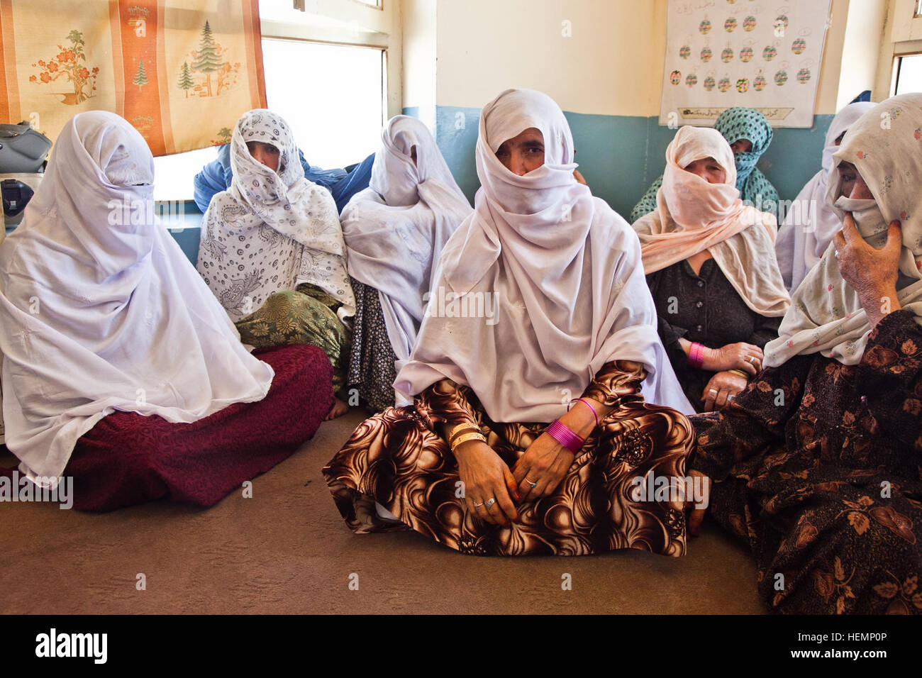 Les femmes afghanes écouter une conférence sur l'accouchement d'urgence médicale lors d'un séminaire dans la région de Deh Yak district, la province de Ghazni, Afghanistan, le 19 août 2013. Cinquante hommes et femmes de district de Deh Yak et des environs ont assisté aux deux jours de séminaire médical, qui couvre des sujets tels que les premiers soins d'urgence, de l'assainissement, les techniques d'accouchement, et la nutrition. (U.S. Photo de l'armée par la CPS. Jessica Reyna DeBooy/libérés) Enduring Freedom 130819-A-SL739-008 Banque D'Images