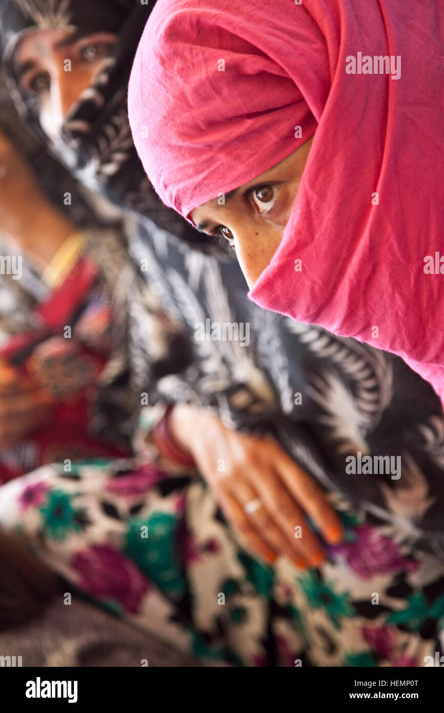 Les femmes afghanes écouter une conférence sur l'accouchement d'urgence médicale lors d'un séminaire dans la région de Deh Yak district, la province de Ghazni, Afghanistan, le 19 août 2013. Cinquante hommes et femmes de district de Deh Yak et des environs ont assisté aux deux jours de séminaire médical, qui couvre des sujets tels que les premiers soins d'urgence, de l'assainissement, les techniques d'accouchement, et la nutrition. (U.S. Photo de l'armée par la CPS. Jessica Reyna DeBooy/libérés) Enduring Freedom 130819-A-SL739-010 Banque D'Images
