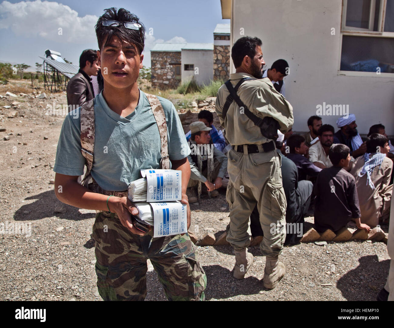 Un membre des Forces de sécurité nationale afghanes, reçoit des fournitures médicales au cours d'un séminaire médical à Deh Yak, district de la province de Ghazni, Afghanistan, le 19 août 2013. Cinquante hommes et femmes de district de Deh Yak et des environs ont assisté aux deux jours de séminaire médical, qui couvre des sujets tels que les premiers soins d'urgence, de l'assainissement, les techniques d'accouchement, et la nutrition. (U.S. Photo de l'armée par la CPS. Jessica Reyna DeBooy/libérés) Enduring Freedom 130819-A-SL739-044 Banque D'Images