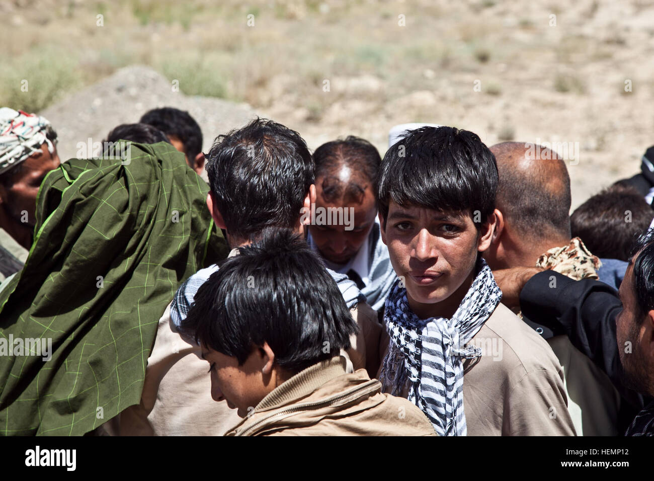 Les habitants afghans se rassemblent autour de recevoir des fournitures médicales au cours d'un séminaire médical à Deh Yak, district de la province de Ghazni, Afghanistan, le 19 août 2013. Cinquante hommes et femmes de district de Deh Yak et des environs ont assisté aux deux jours de séminaire médical, qui couvre des sujets tels que les premiers soins d'urgence, de l'assainissement, les techniques d'accouchement, et la nutrition. (U.S. Photo de l'armée par la CPS. Jessica Reyna DeBooy/libérés) Enduring Freedom 130819-A-SL739-049 Banque D'Images