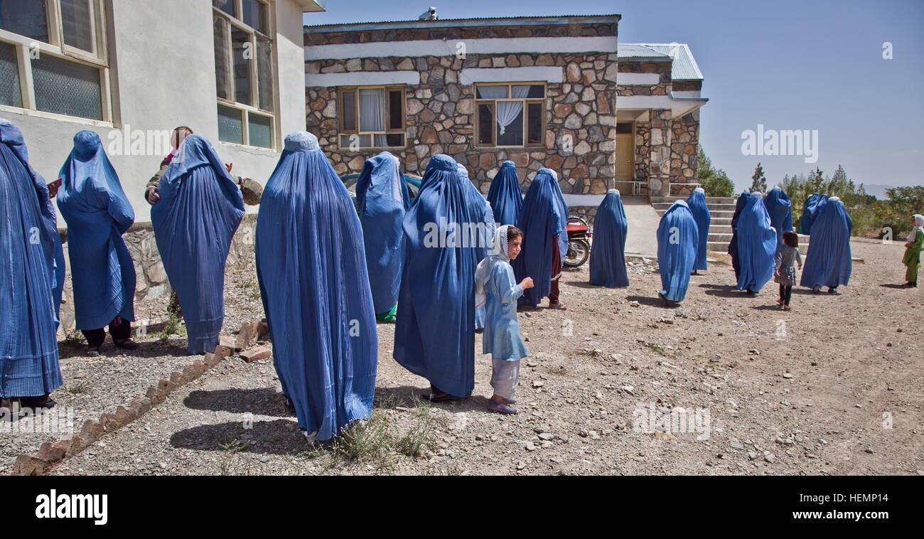 Les femmes et les enfants se rassemblent à l'extérieur d'une clinique communautaire après avoir assisté à un séminaire médical dans le district de Deh Yak, la province de Ghazni, Afghanistan, le 19 août 2013. Les résidents de la région ont assisté à ce séminaire de deux jours, qui a couvert des sujets tels que les premiers soins, l'hygiène, la nutrition et les techniques d'accouchement d'urgence. (U.S. Photo de l'armée par la CPS. Jessica Reyna DeBooy/libérés) pour les femmes et les enfants se rassemblent à l'extérieur d'une clinique communautaire après avoir assisté à un séminaire médical dans le district de Deh Yak, la province de Ghazni, Afghanistan, le 19 août, 2013 130819-A-SL739-057 Banque D'Images