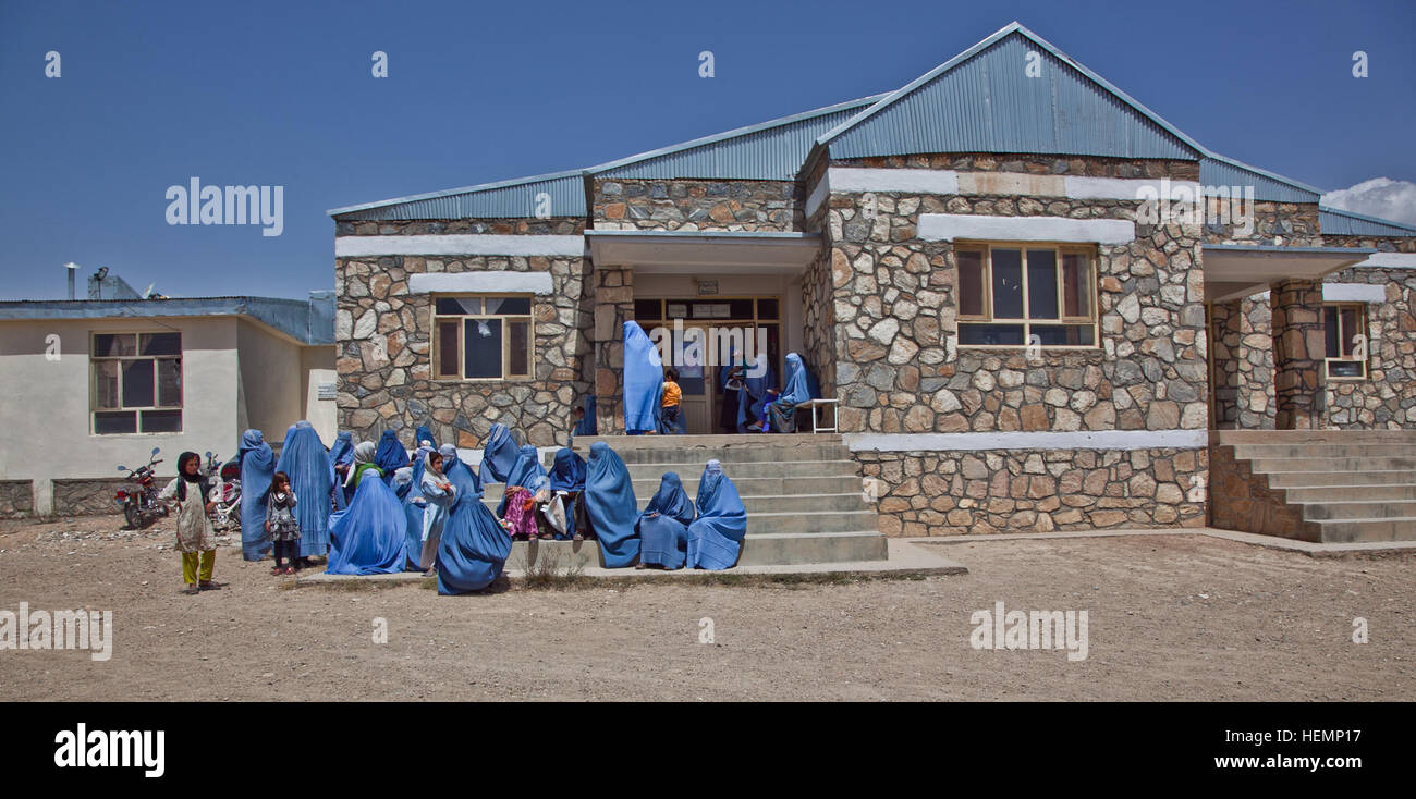 Les femmes afghanes se rassemblent à l'extérieur de la clinique communautaire après avoir assisté à un séminaire médical à Deh Yak, district de la province de Ghazni, Afghanistan, le 19 août 2013. Cinquante hommes et femmes de district de Deh Yak et des environs ont assisté aux deux jours de séminaire médical, qui couvre des sujets tels que les premiers soins d'urgence, de l'assainissement, les techniques d'accouchement, et la nutrition. (U.S. Photo de l'armée par la CPS. Jessica Reyna DeBooy/libérés) Enduring Freedom 130819-A-SL739-061 Banque D'Images