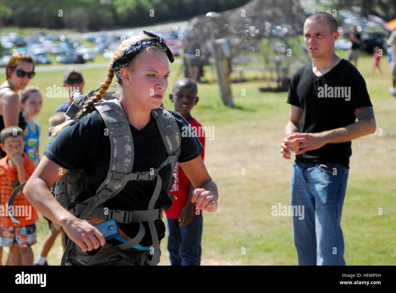 Nicole Bragga, Providence, R. I. natif, fille d'un 'Stallion' 2e Bataillon, 8e régiment de cavalerie, 1ère Ironhorse' Brigade Combat Team, 1re Division de cavalerie soldat, traverse la ligne d'arrivée pendant le ruck mars de l'étalon's Kids Spur Ride à Belton Lake Zone de loisirs de plein air à Belton, Texas, le 22 août. Autres activités Les enfants ont participé à la mise au camouflage inclus, dans les pneus, et jetant de l'eau ballon des grenades. (U.S. Photo de l'armée par la CPS. Fred Brown, BCT 1 Affaires publiques, 1st Cav. Div.) Bataillon d'étalon pour les enfants des hôtes Spur Ride 130822-A-FR211-163 Banque D'Images