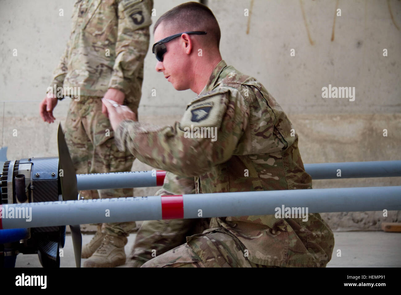 Le sergent de l'armée américaine. Joshua D. Flynn, un opérateur de véhicule aérien sans pilote avec 4e Brigade, 4e Bataillon des troupes spéciales Brigade Combat Team, 101e Division aéroportée, vérifie une AAI RQ-7 Shadow's propeller avant le décollage, à la base d'opérations avancée Salerno l'Afghanistan, le 27 août. (U.S. Photo de l'armée par le Sgt. Justin A. Moeller, 4e Brigade Combat Team) Currahee Affaires publiques lancement du système aérien sans pilote soldats 130827-A-DQ133-702 Banque D'Images