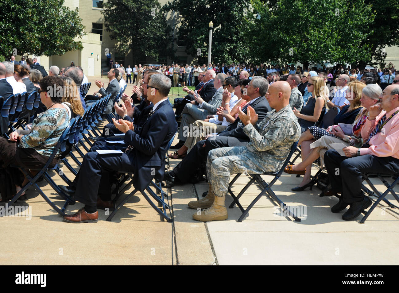 Les employés du Pentagone se rassemblent dans la cour centrale pour la célébration de 9/11 le 11 septembre 2013, commémorant les attaques et honorant le personnel militaire et civil. Banque D'Images
