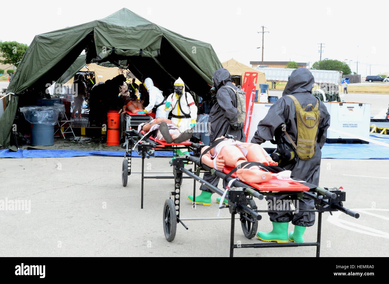 Une équipe médicale de la 566e Compagnie médicale de soutien de secteur, 61e Bataillon Médical multifonctionnel, 1re brigade médicale, effectuer la décontamination de patients avec l'aide de la 181ème Compagnie de produits chimiques, 2e bataillon chimique, 48e Brigade chimique le 19 septembre à Fort Hood au cours d'un exercice de décontamination de la validation. (Photo par le Sgt. Tracy R. Myers/ 14e tampon) Soldats certifier les compétences nécessaires pour assumer la mission DCRF 130919-A-N086-482 Banque D'Images