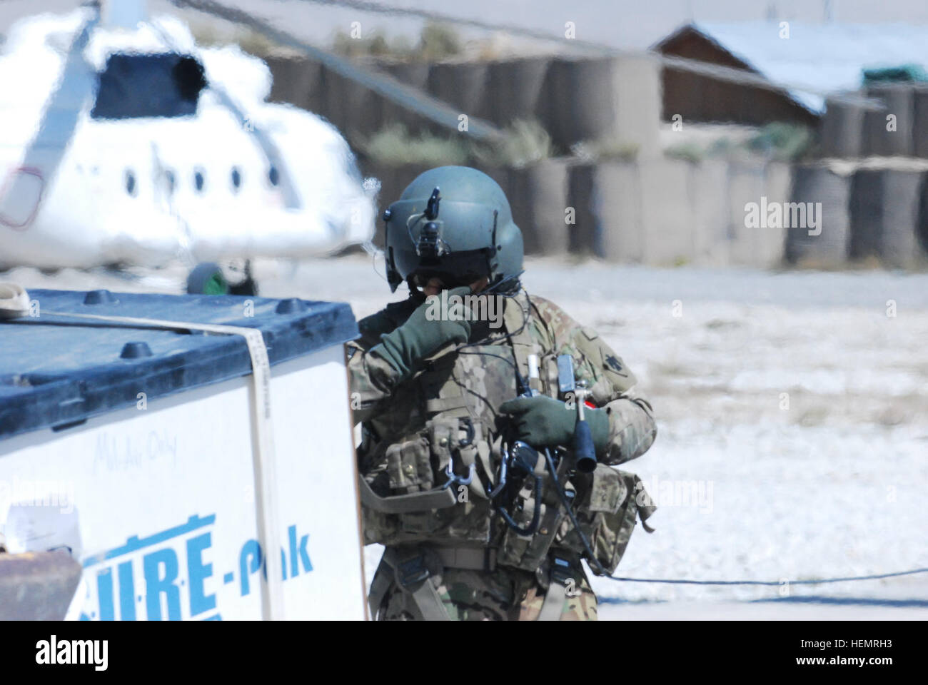 Le sergent de l'armée américaine. Dan Glenn, un mécanicien affecté à la Compagnie Bravo, 2e Bataillon, 149e Régiment d'aviation, au Texas et en Oklahoma Army National Guard, attaché à la 10e Brigade d'aviation de combat, inspecte les marchandises à charger dans un hélicoptère CH-47 Chinook au cours d'un mouvement de personnel et d'équipement, la mission à la base d'opérations avancée Ghazni, la province de Ghazni, en Afghanistan, du 22 septembre 2013. Le CH-47 est la première de l'armée américaine qui aide de levage lourd et joue un rôle essentiel dans le transport de troupes et de matériel autour de la bataille. (U.S. Photo de l'armée par le Capitaine Peter Smedberg/libérés) 10e combattre Banque D'Images