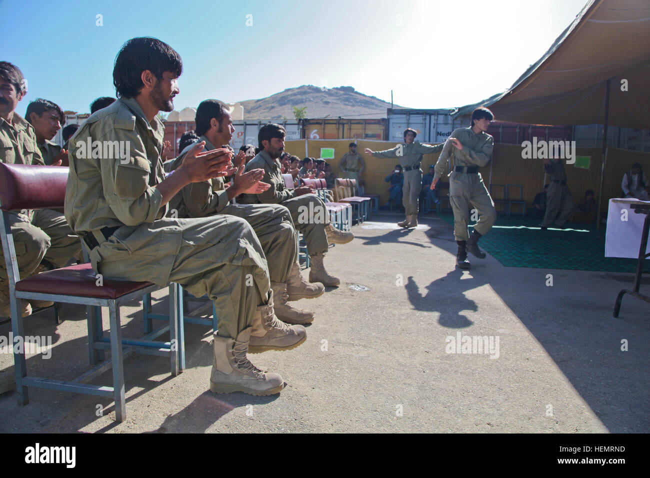 La police locale afghane (ALP) la danse de la musique dans les stagiaires célébration de remise des diplômes, Ghazni, district de la province de Ghazni, Afghanistan, le 26 septembre 2013. L'ALP 57 stagiaires préparé pour le jour de la remise des diplômes au centre de formation de la province de Ghazni après une longue semaine trois plomb afghan ALP programme qui porte sur le développement professionnel, les techniques médicales, petite unité tactique, et de compétences d'armes. (U.S. Photo de l'armée par la CPS. Jessica Reyna DeBooy/libérés) Se préparer pour l'obtention du diplôme 130926-A-SL739-016 Banque D'Images