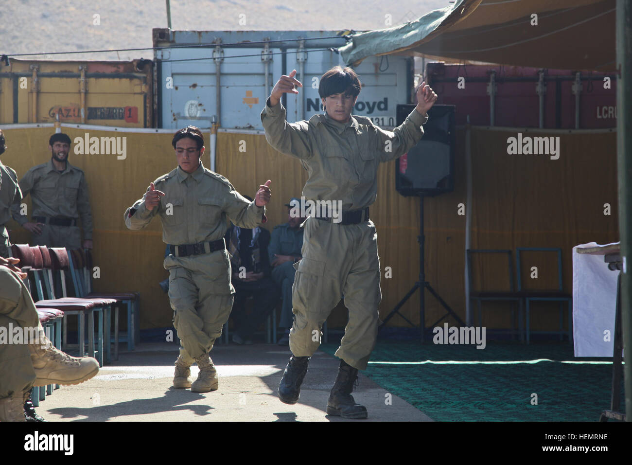 La police locale afghane (ALP) la danse de la musique dans les stagiaires célébration de remise des diplômes, Ghazni, district de la province de Ghazni, Afghanistan, le 26 septembre 2013. L'ALP 57 stagiaires préparé pour le jour de la remise des diplômes au centre de formation de la province de Ghazni après une longue semaine trois plomb afghan ALP programme qui porte sur le développement professionnel, les techniques médicales, petite unité tactique, et de compétences d'armes. (U.S. Photo de l'armée par la CPS. Jessica Reyna DeBooy/libérés) Se préparer pour l'obtention du diplôme 130926-A-SL739-082 Banque D'Images