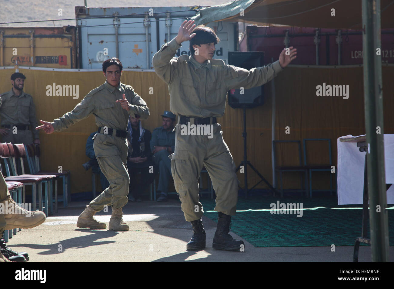La police locale afghane (ALP) la danse de la musique dans les stagiaires célébration de remise des diplômes, Ghazni, district de la province de Ghazni, Afghanistan, le 26 septembre 2013. L'ALP 57 stagiaires préparé pour le jour de la remise des diplômes au centre de formation de la province de Ghazni après une longue semaine trois plomb afghan ALP programme qui porte sur le développement professionnel, les techniques médicales, petite unité tactique, et de compétences d'armes. (U.S. Photo de l'armée par la CPS. Jessica Reyna DeBooy/libérés) Se préparer pour l'obtention du diplôme 130926-A-SL739-018 Banque D'Images