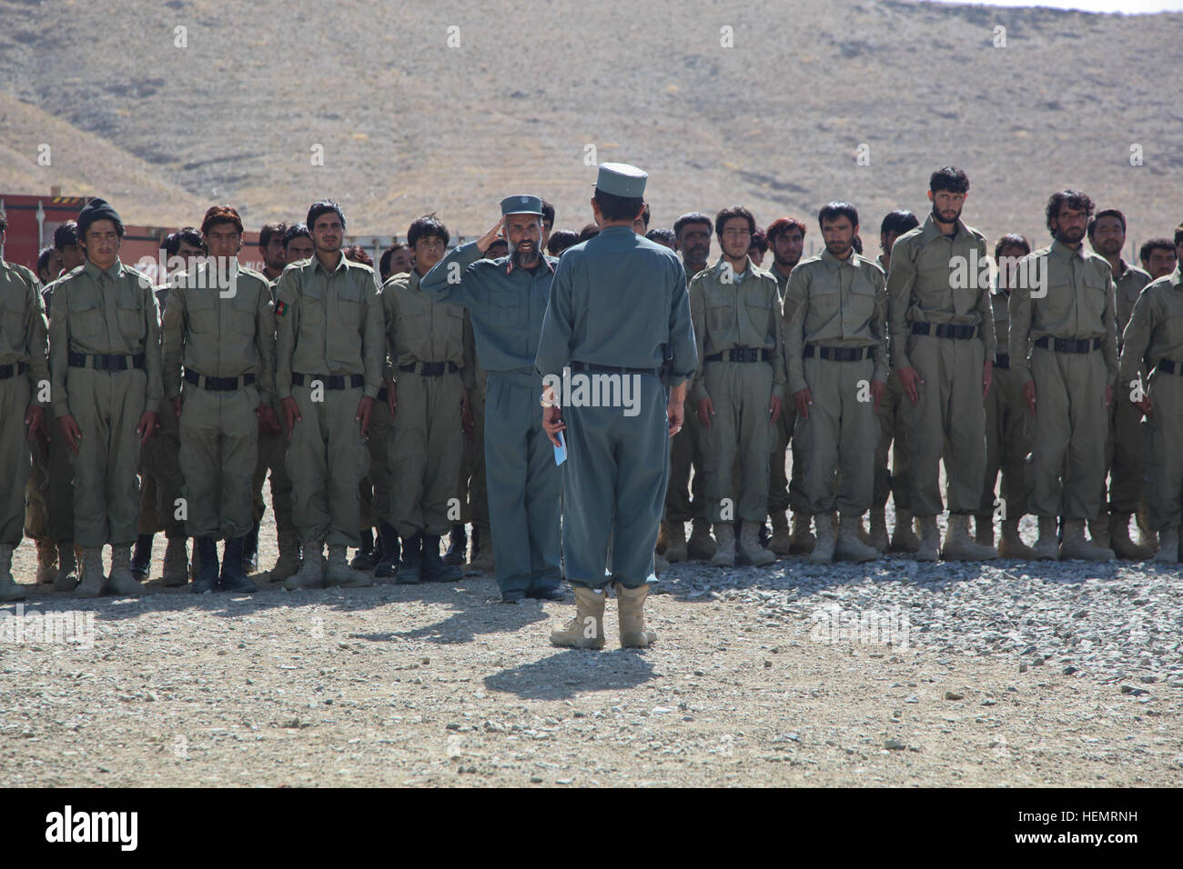 Le colonel Rafiq le commandant de la formation de l'ALP, salue au chef de la police provinciale de la direction Asad, Ghazni, district de la province de Ghazni, Afghanistan, le 26 septembre 2013. L'ALP 57 stagiaires préparé pour le jour de la remise des diplômes au centre de formation de la province de Ghazni après une longue semaine trois plomb afghan ALP programme qui porte sur le développement professionnel, les techniques médicales, petite unité tactique, et de compétences d'armes. (U.S. Photo de l'armée par la CPS. Jessica Reyna DeBooy/libérés) Se préparer pour l'obtention du diplôme 130926-A-SL739-029 Banque D'Images