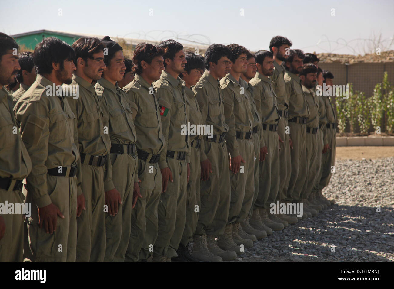 La police locale afghane (ALP) stagiaires en formation stand lors d'une graduation de l'ALP, Ghazni, district de la province de Ghazni, Afghanistan, le 26 septembre 2013. L'ALP 57 stagiaires préparé pour le jour de la remise des diplômes au centre de formation de la province de Ghazni après une longue semaine trois plomb afghan ALP programme qui porte sur le développement professionnel, les techniques médicales, petite unité tactique, et de compétences d'armes. (U.S. Photo de l'armée par la CPS. Jessica Reyna DeBooy/libérés) Se préparer pour l'obtention du diplôme 130926-A-SL739-032 Banque D'Images